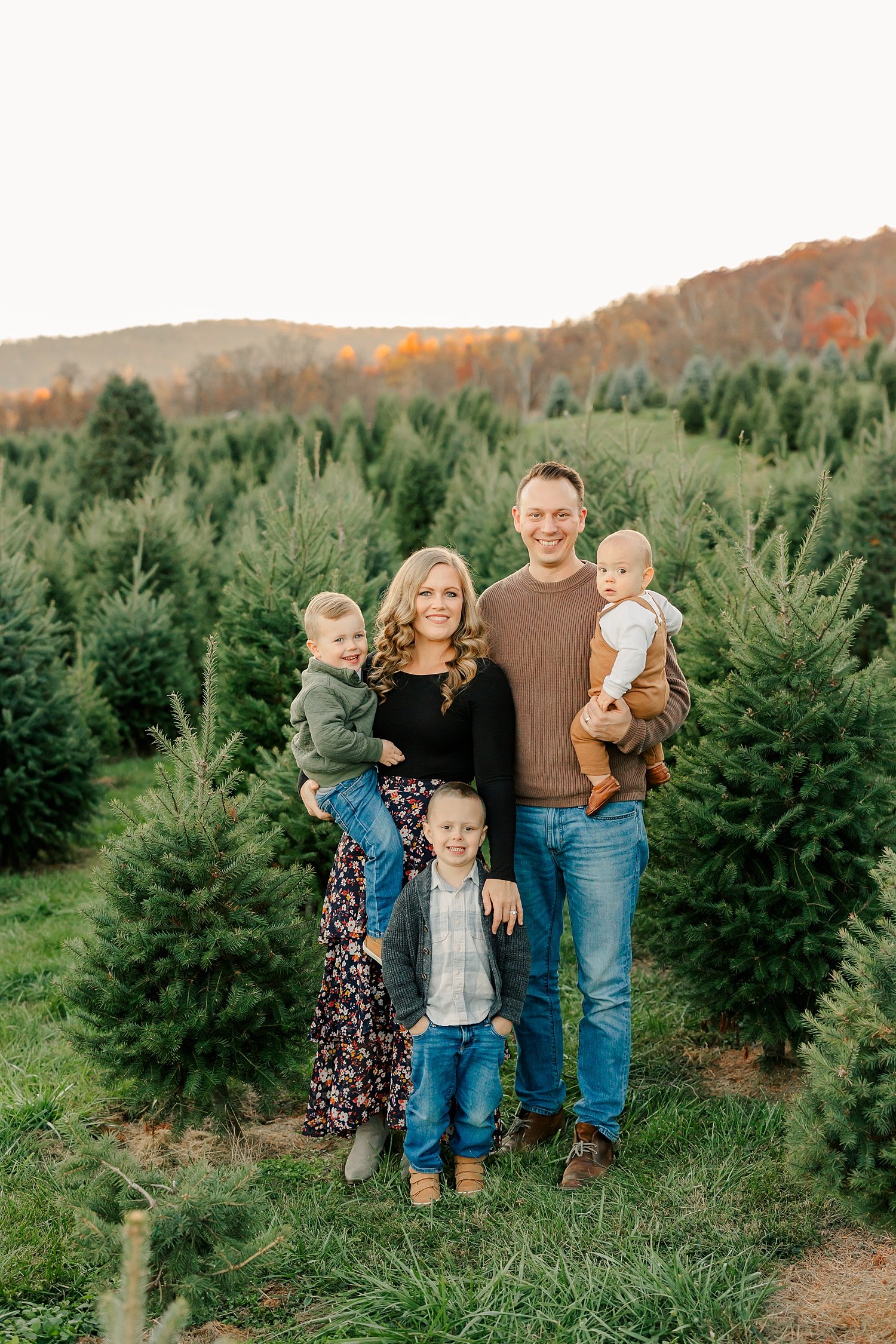 sarah-schmidt-photography-virginia-family-photographer-virginia-christmas-tree-farm-family-session-2023_0010.jpg