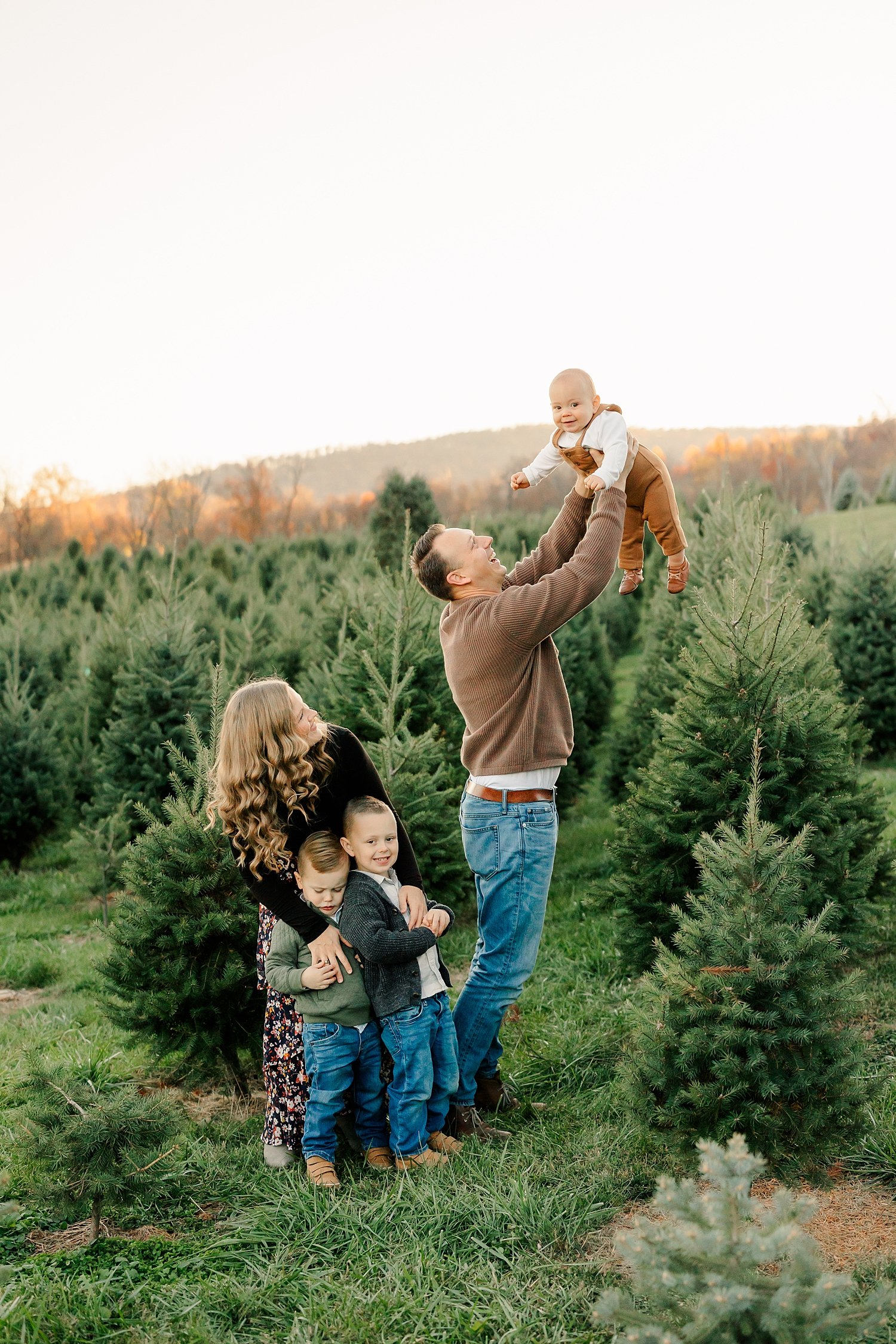 sarah-schmidt-photography-virginia-family-photographer-virginia-christmas-tree-farm-family-session-2023_0012.jpg