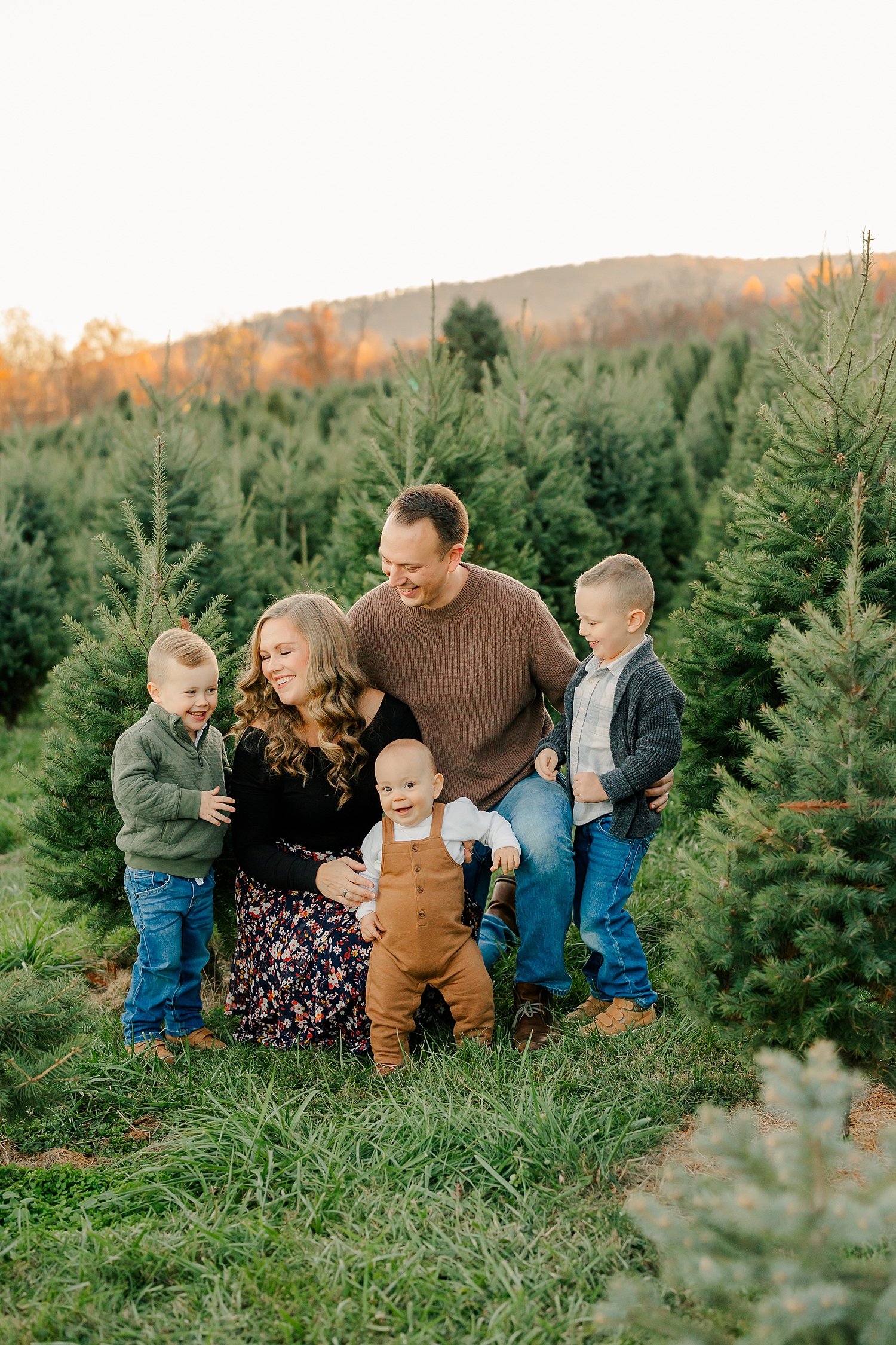 sarah-schmidt-photography-virginia-family-photographer-virginia-christmas-tree-farm-family-session-2023_0008.jpg