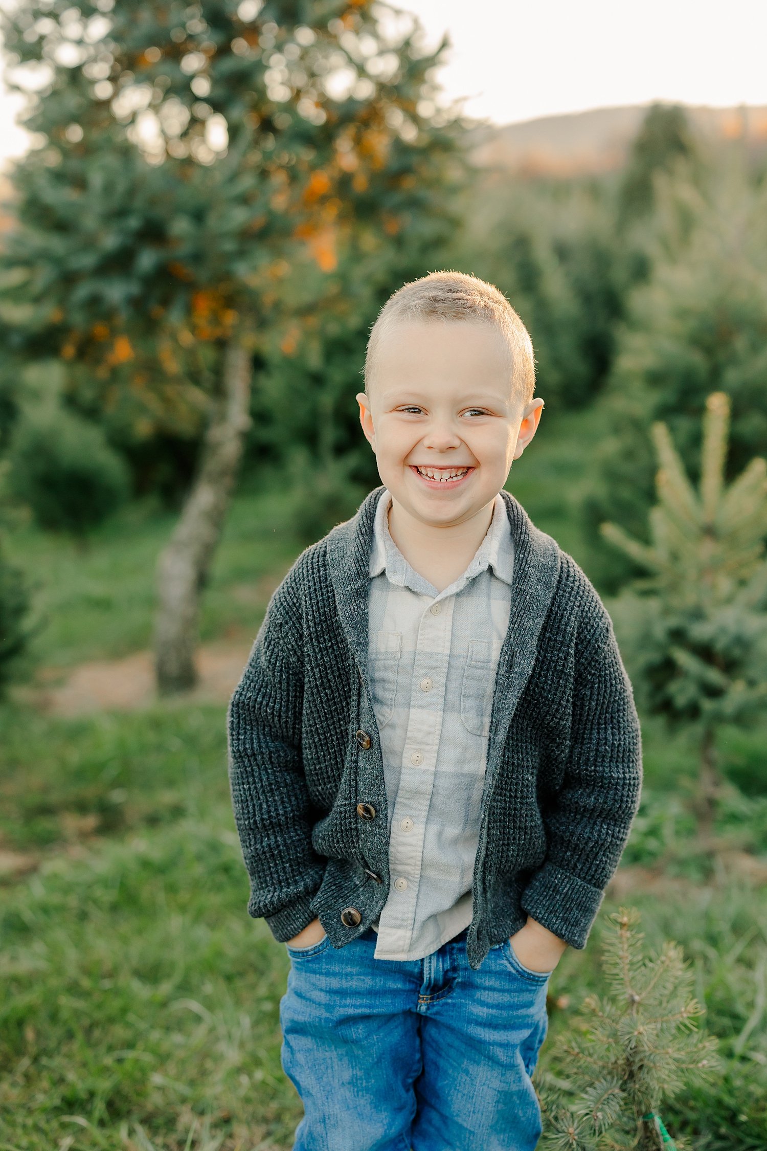 sarah-schmidt-photography-virginia-family-photographer-virginia-christmas-tree-farm-family-session-2023_0005.jpg