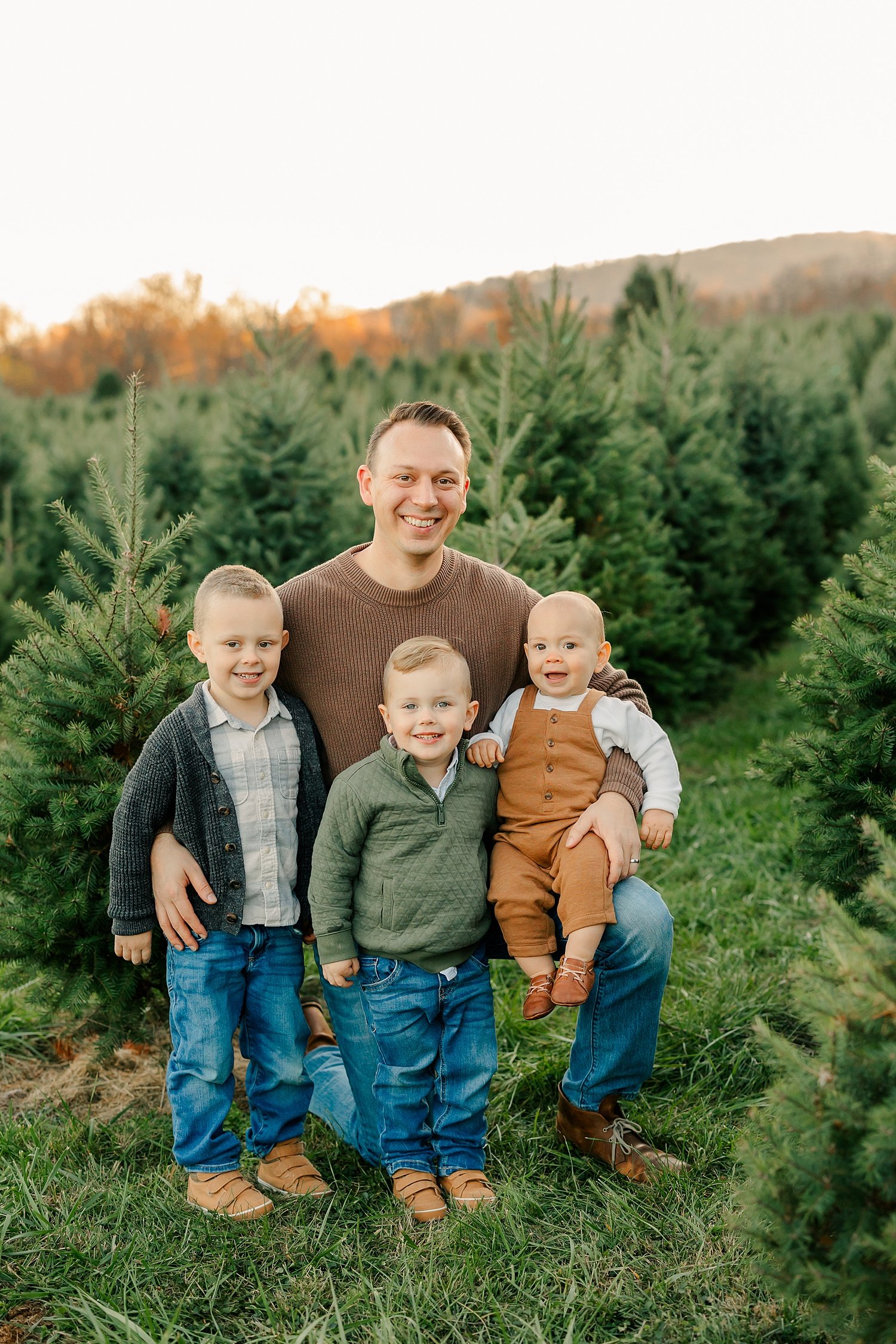 sarah-schmidt-photography-virginia-family-photographer-virginia-christmas-tree-farm-family-session-2023_0013.jpg