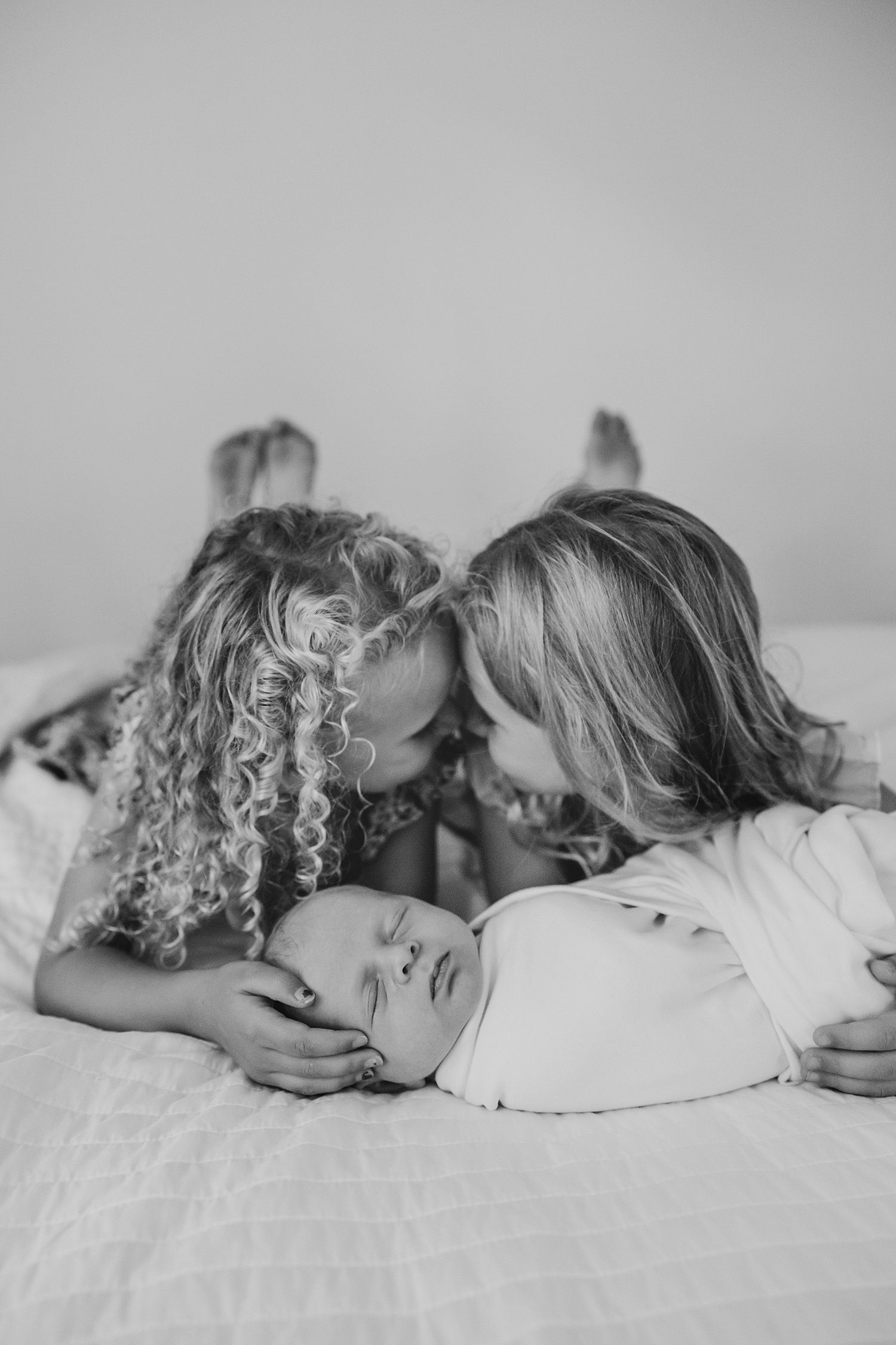 sarah-schmidt-photography-virginia-newborn-photographer-outdoor-newborn-session-with-siblings_0020.jpg