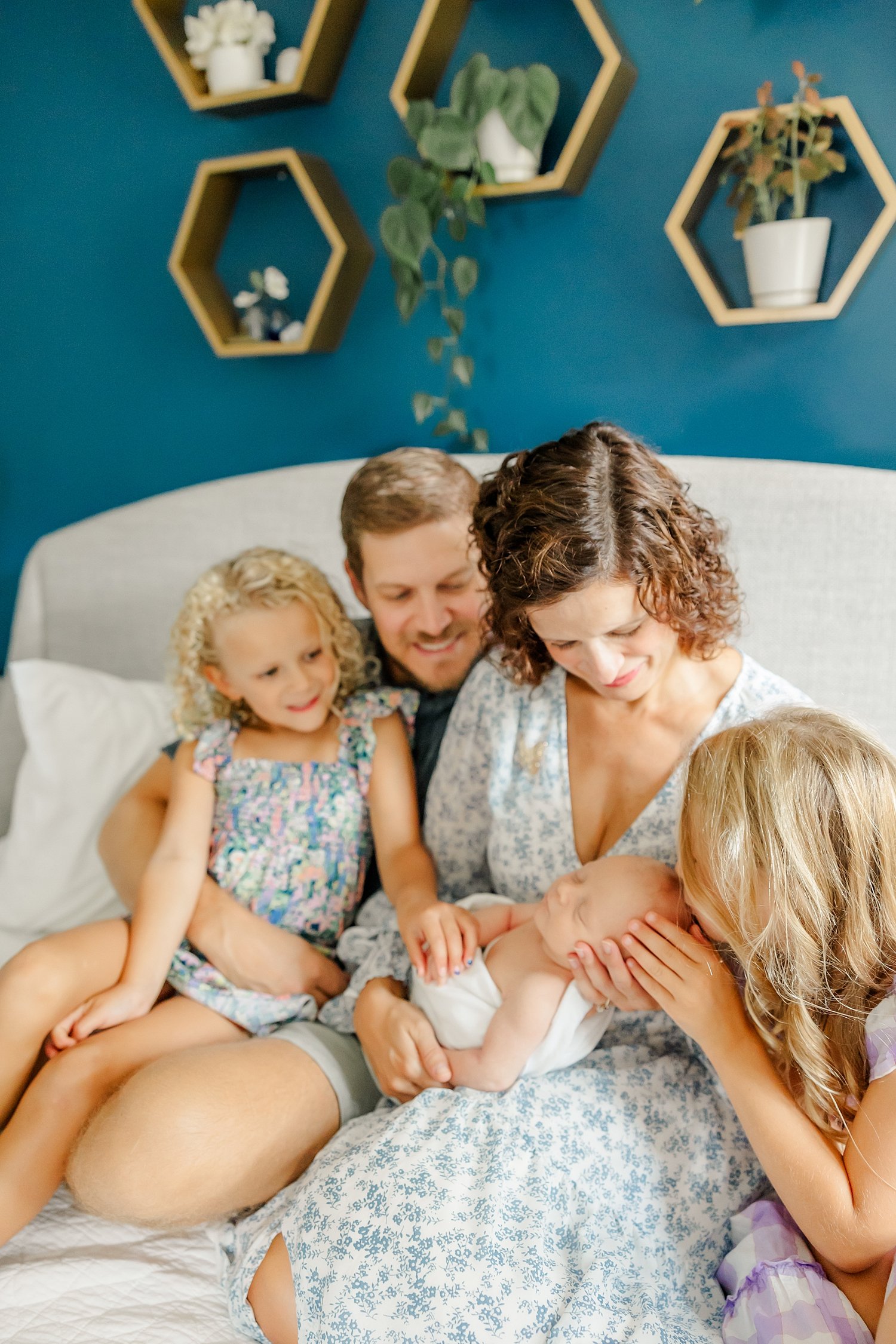 sarah-schmidt-photography-virginia-newborn-photographer-outdoor-newborn-session-with-siblings_0043.jpg