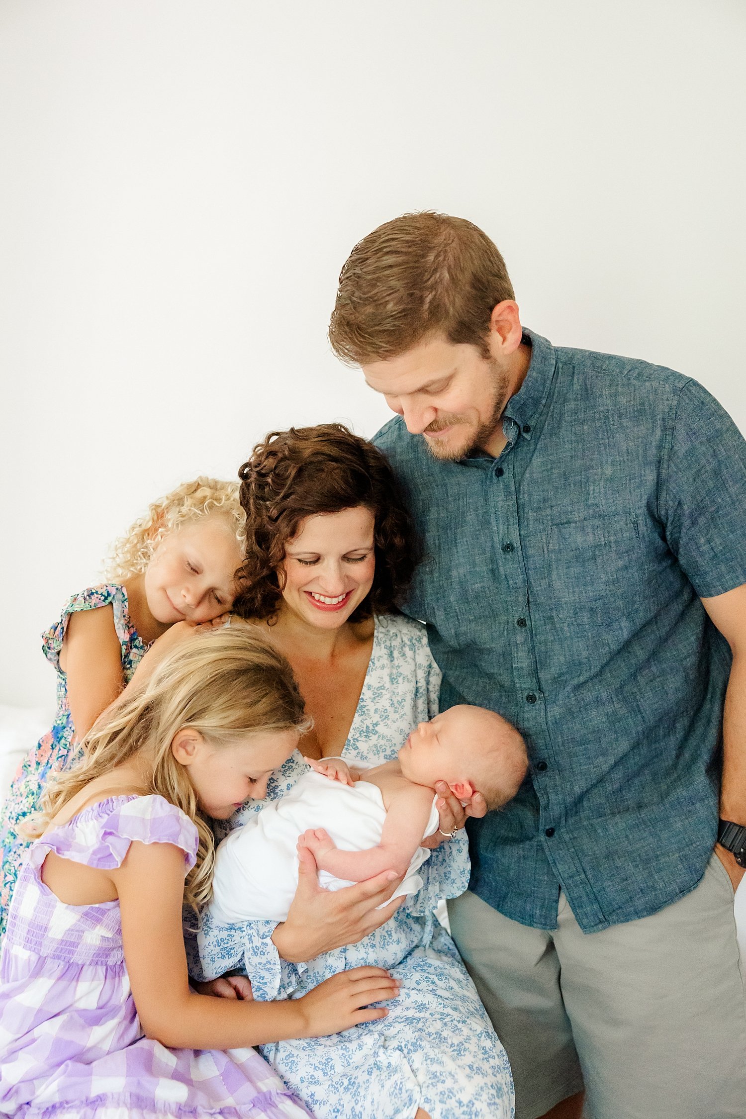 sarah-schmidt-photography-virginia-newborn-photographer-outdoor-newborn-session-with-siblings_0049.jpg