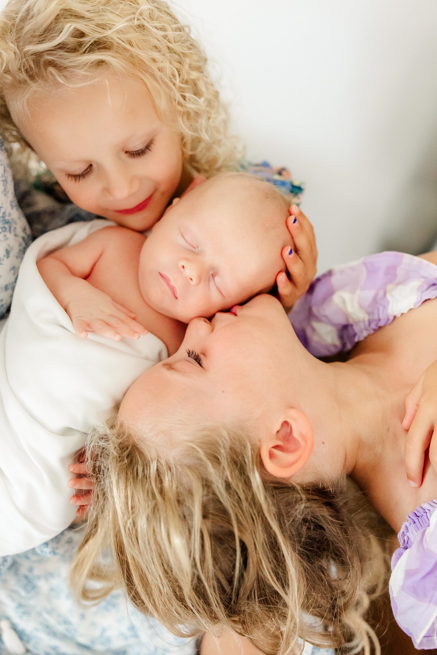 sarah-schmidt-photography-virginia-newborn-photographer-outdoor-newborn-session-with-siblings_0054.jpg