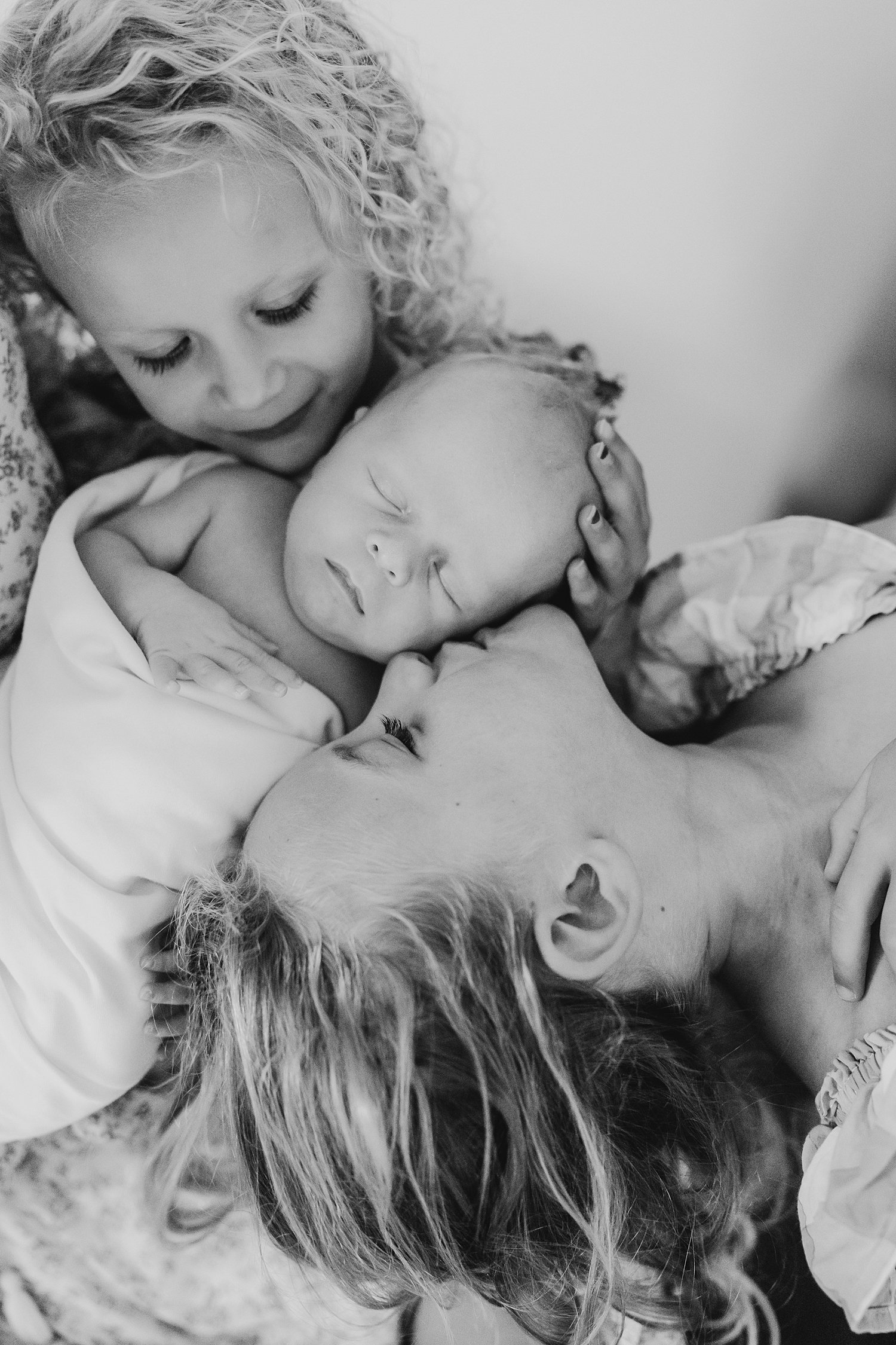 sarah-schmidt-photography-virginia-newborn-photographer-outdoor-newborn-session-with-siblings_0055.jpg