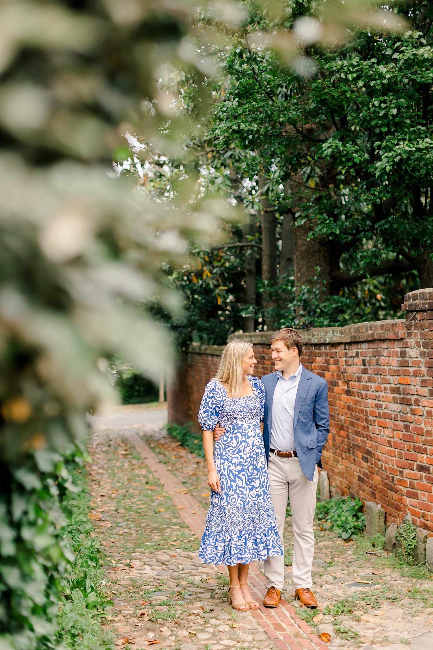 sarah-schmidt-photography-virginia-wedding-photographer-classic-old-town-alexandira-engagement-session_0025.jpg