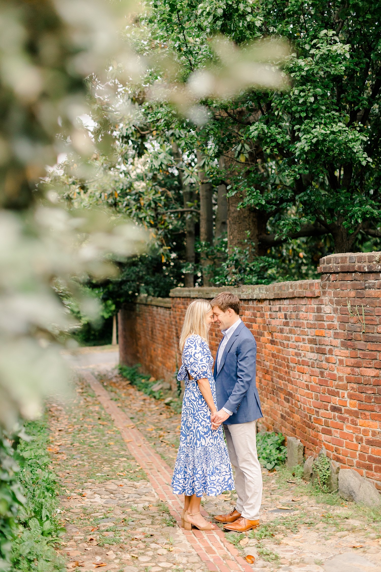 sarah-schmidt-photography-virginia-wedding-photographer-classic-old-town-alexandira-engagement-session_0026.jpg