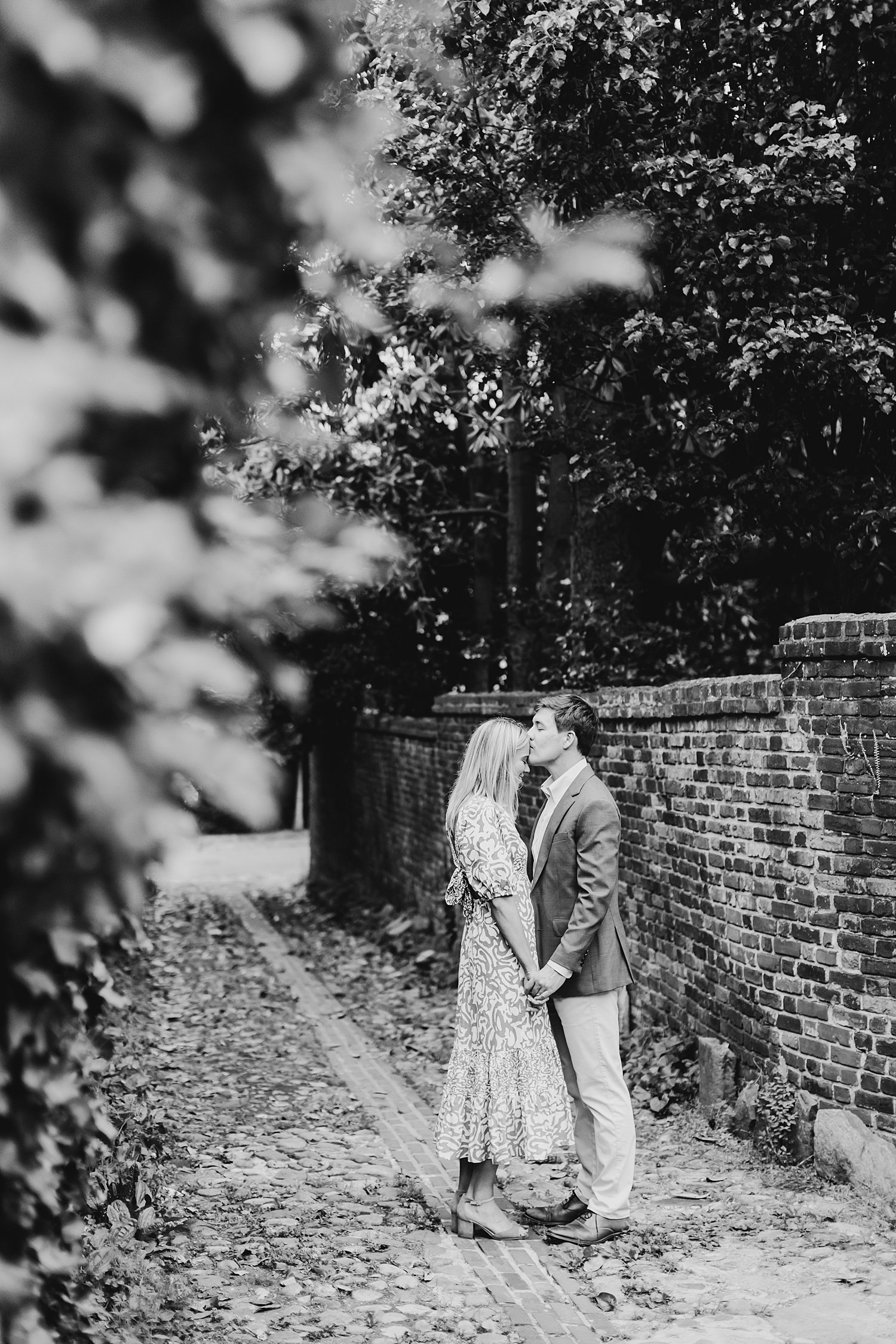 sarah-schmidt-photography-virginia-wedding-photographer-classic-old-town-alexandira-engagement-session_0027.jpg