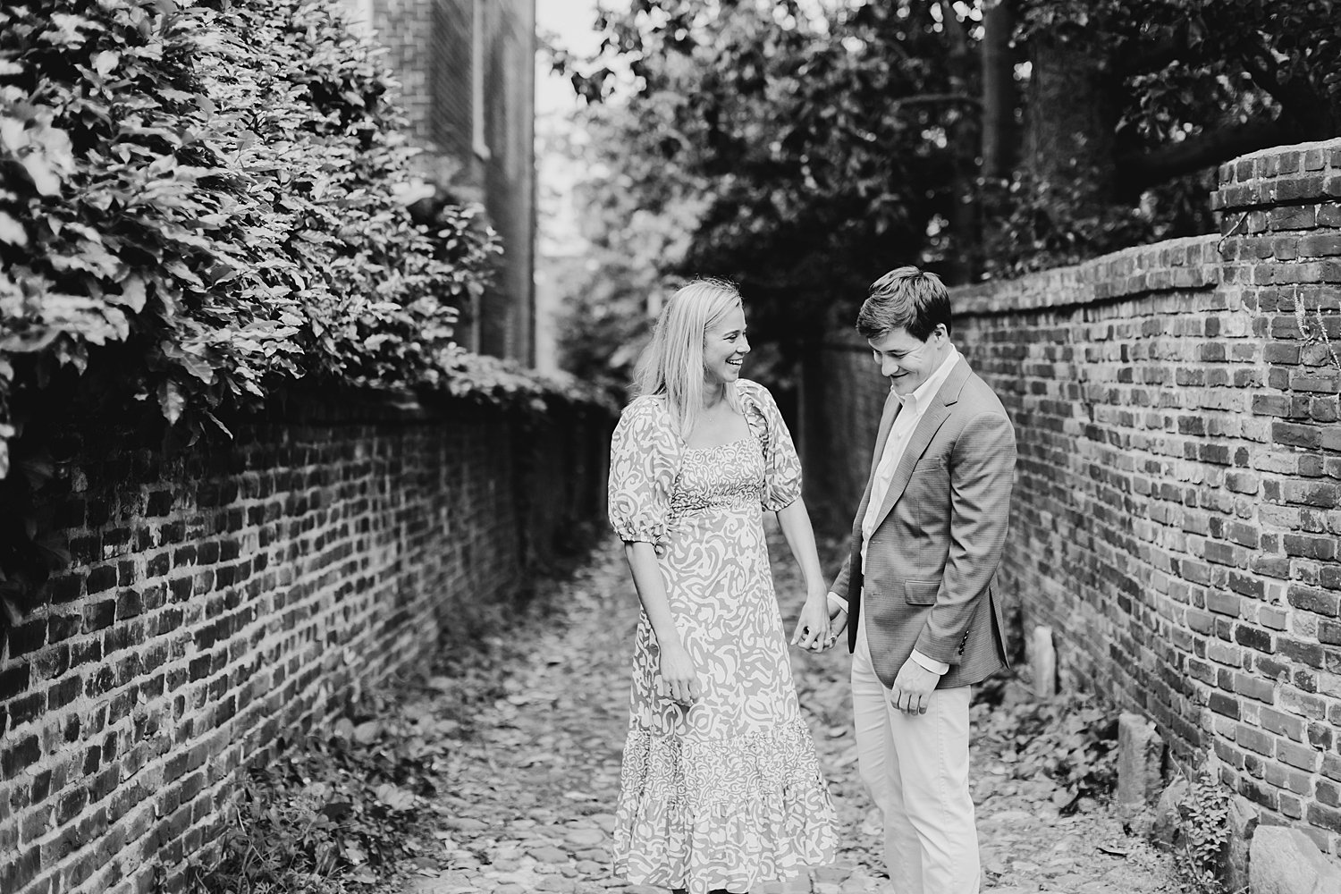 sarah-schmidt-photography-virginia-wedding-photographer-classic-old-town-alexandira-engagement-session_0029.jpg