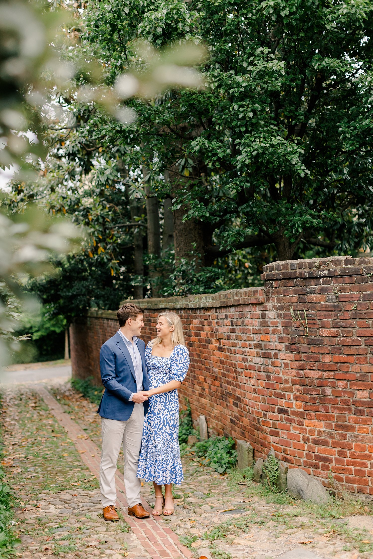 sarah-schmidt-photography-virginia-wedding-photographer-classic-old-town-alexandira-engagement-session_0031.jpg