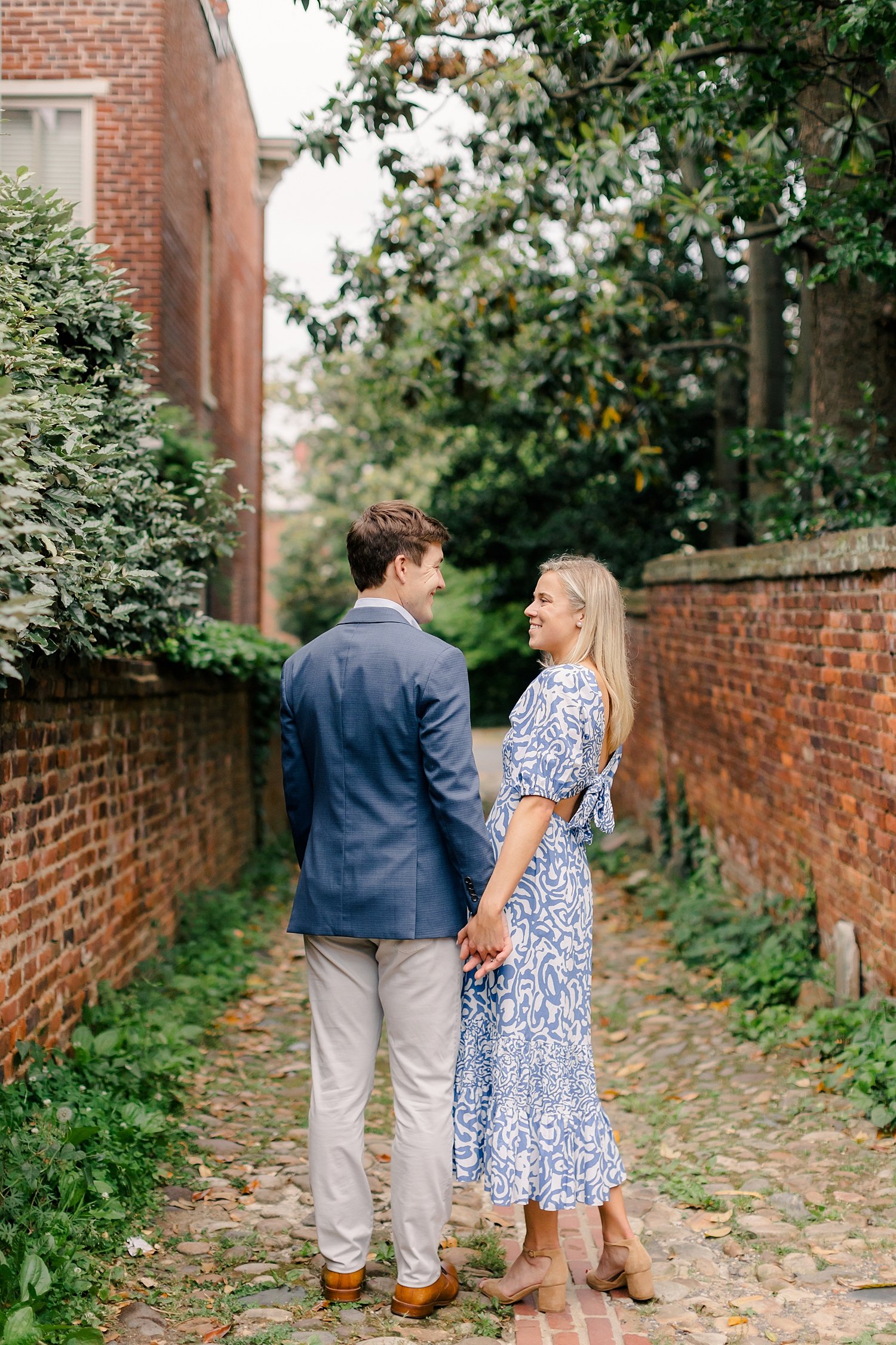 sarah-schmidt-photography-virginia-wedding-photographer-classic-old-town-alexandira-engagement-session_0033.jpg