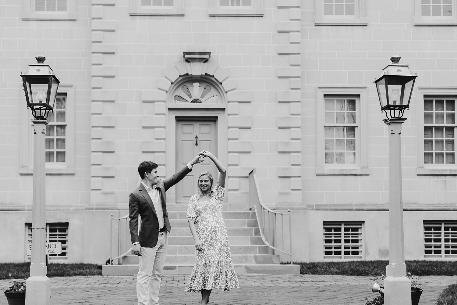 sarah-schmidt-photography-virginia-wedding-photographer-classic-old-town-alexandira-engagement-session_0038.jpg