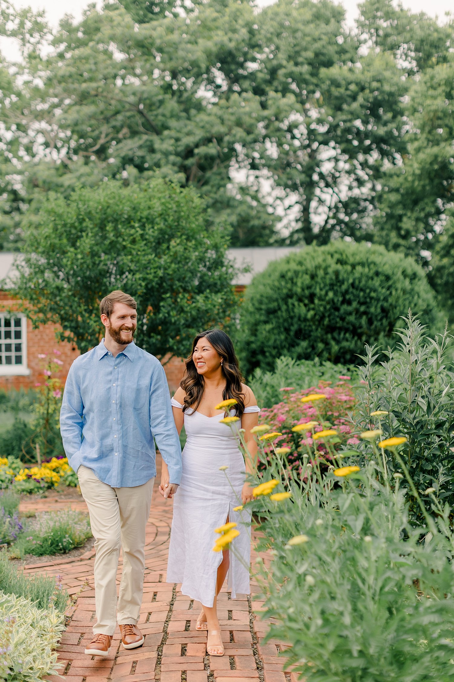 sarah-schmidt-photography-virginia-wedding-photographer-oatlands-historic-house-and-gardens-engagement-sessionn_0009.jpg