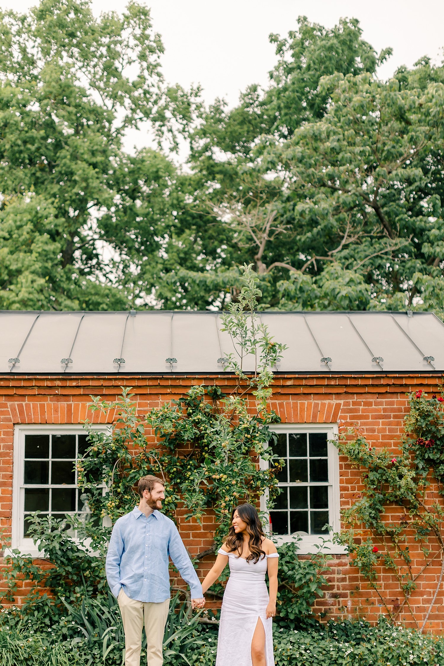 sarah-schmidt-photography-virginia-wedding-photographer-oatlands-historic-house-and-gardens-engagement-sessionn_0004.jpg