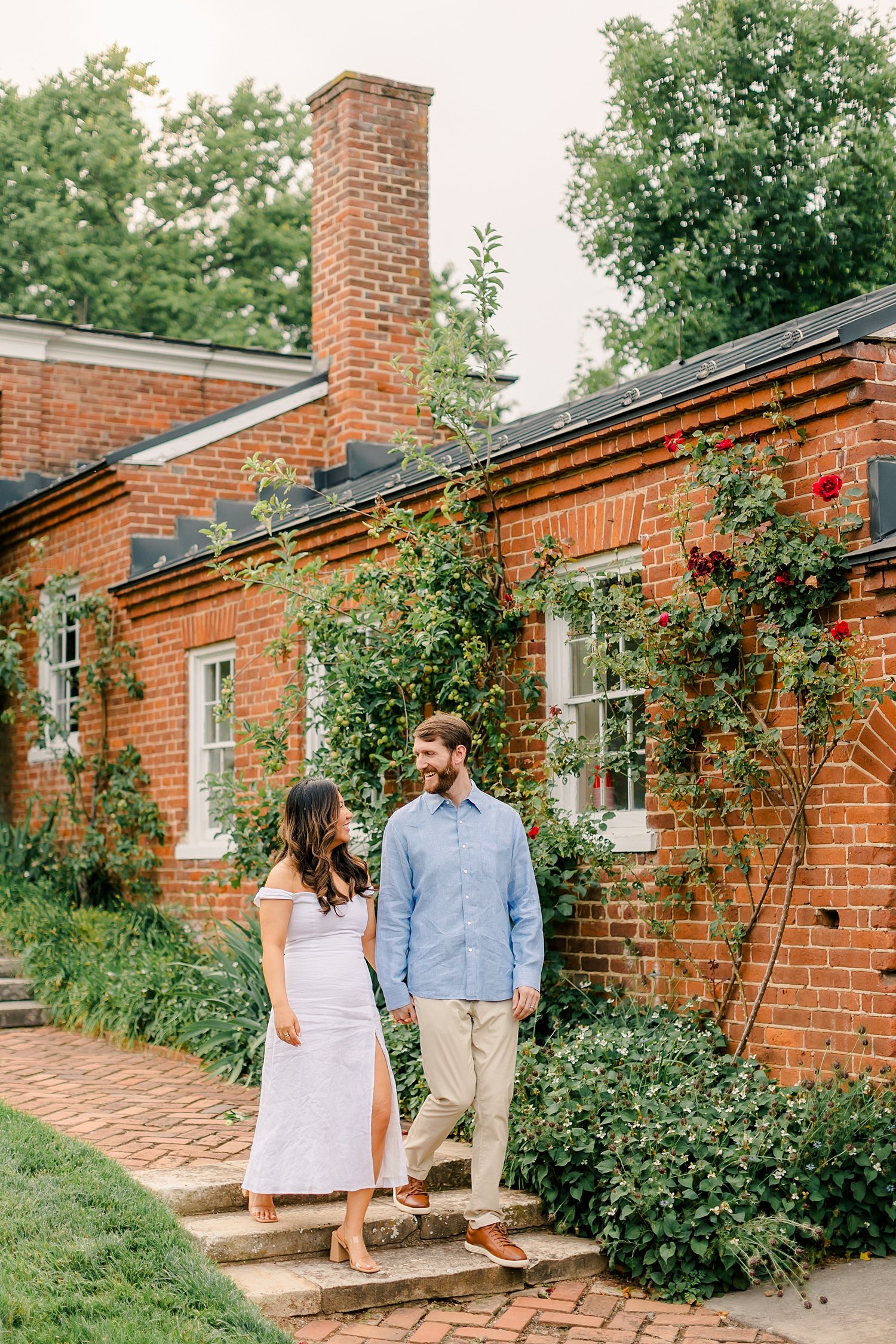 sarah-schmidt-photography-virginia-wedding-photographer-oatlands-historic-house-and-gardens-engagement-sessionn_0007.jpg