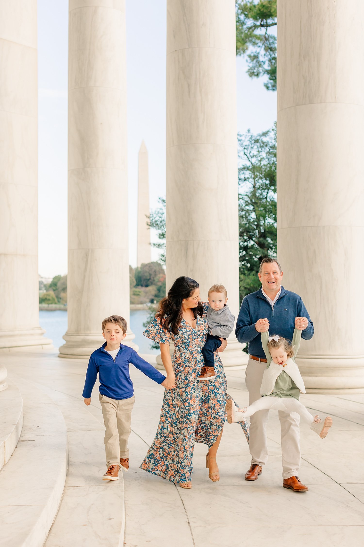 sarah-schmidt-photography-dc-family-photographer-fall-session-at-the-lincoln-memorial_0020.jpg