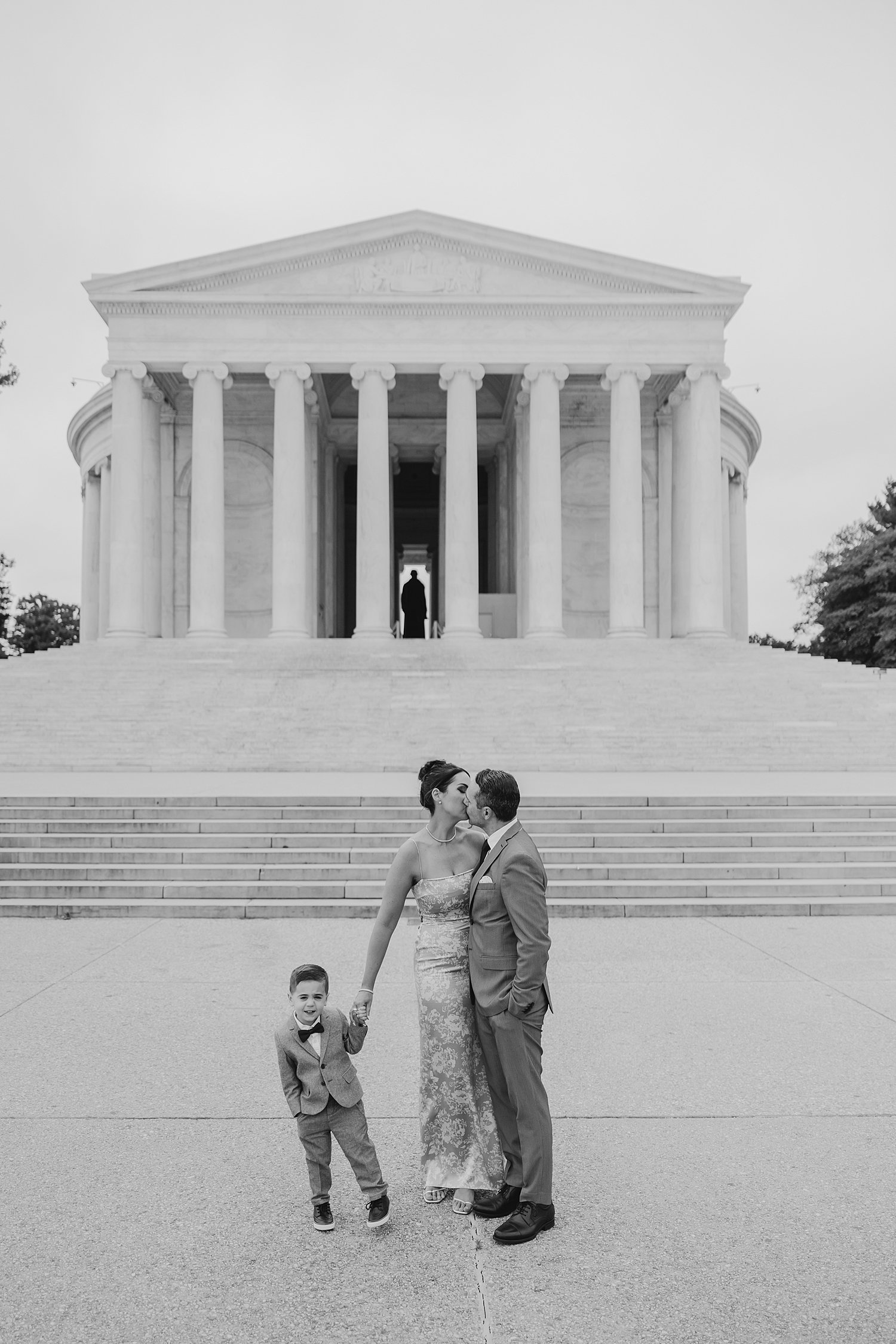 sarah-schmidt-photography-virginia-family-photographer-elegant-early-morning-jefferson-memorial-session_0036.jpg