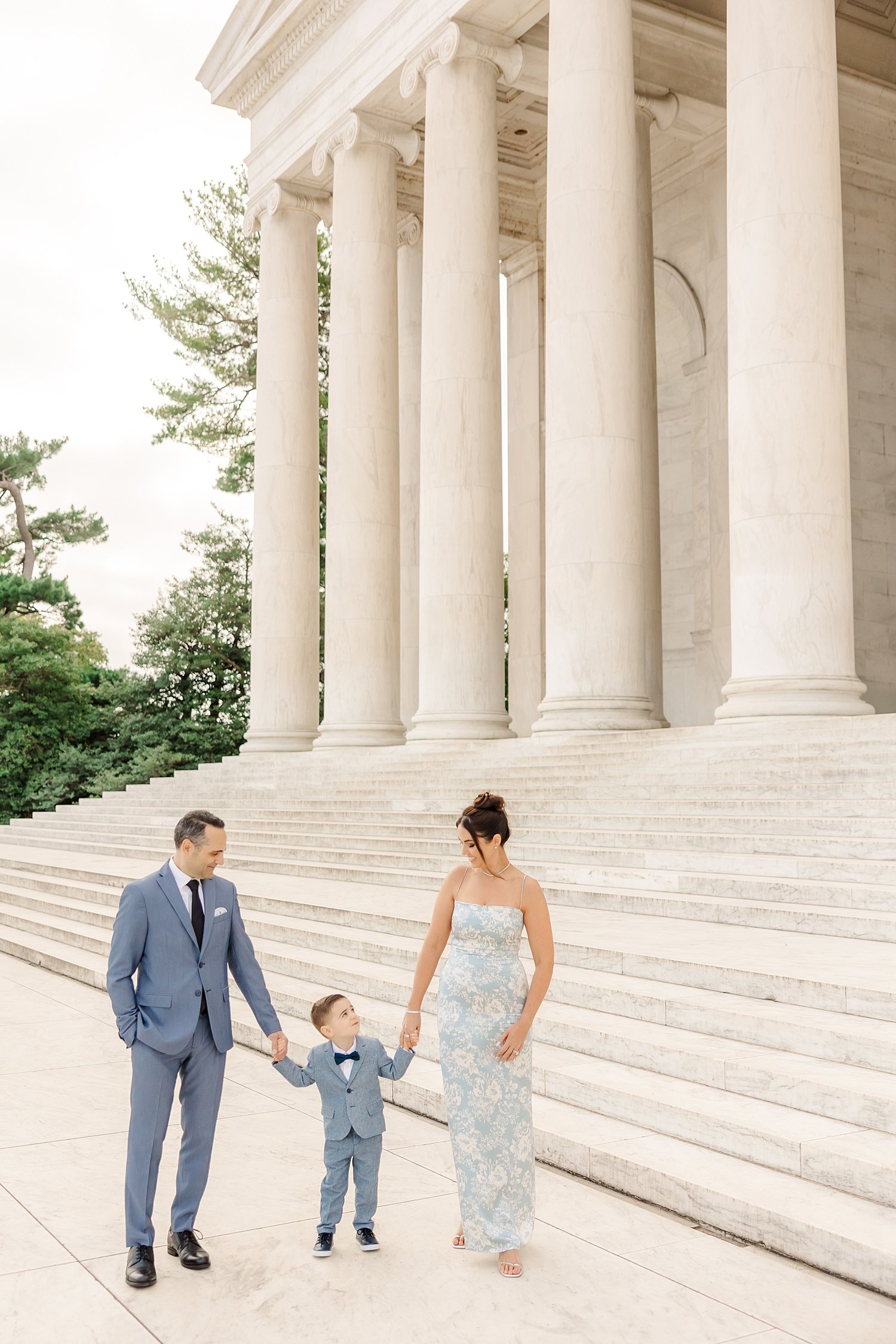 sarah-schmidt-photography-virginia-family-photographer-elegant-early-morning-jefferson-memorial-session_0016.jpg