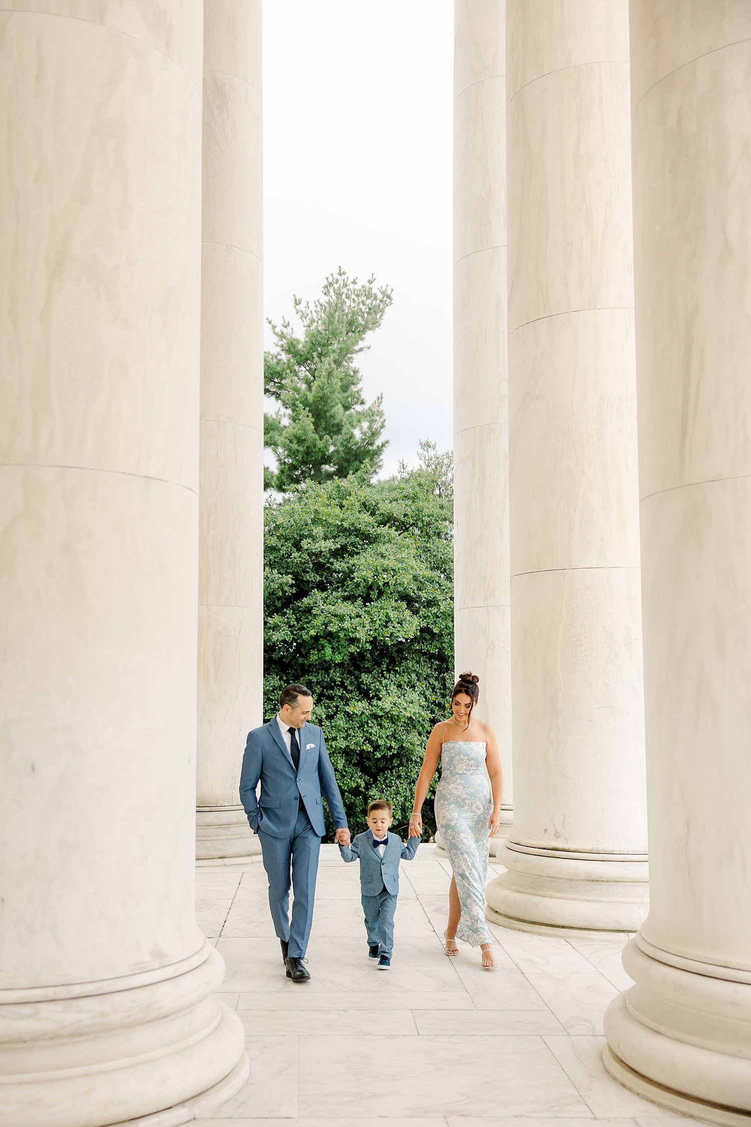 sarah-schmidt-photography-virginia-family-photographer-elegant-early-morning-jefferson-memorial-session_0020.jpg