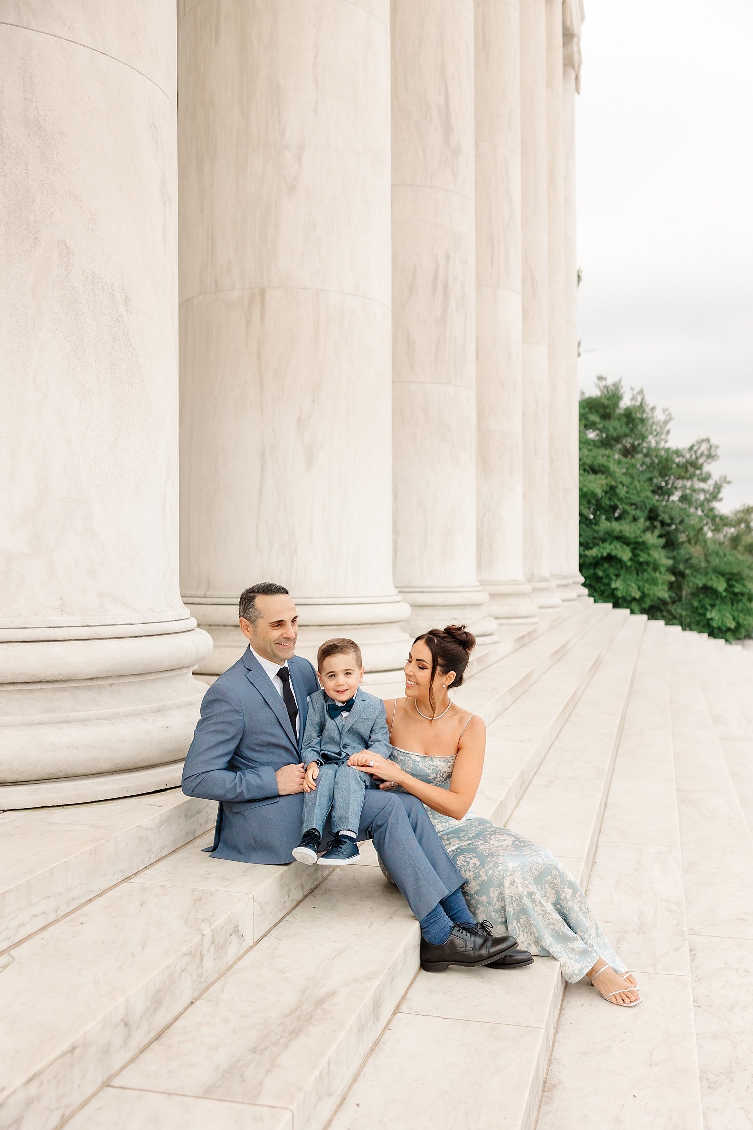 sarah-schmidt-photography-virginia-family-photographer-elegant-early-morning-jefferson-memorial-session_0026.jpg