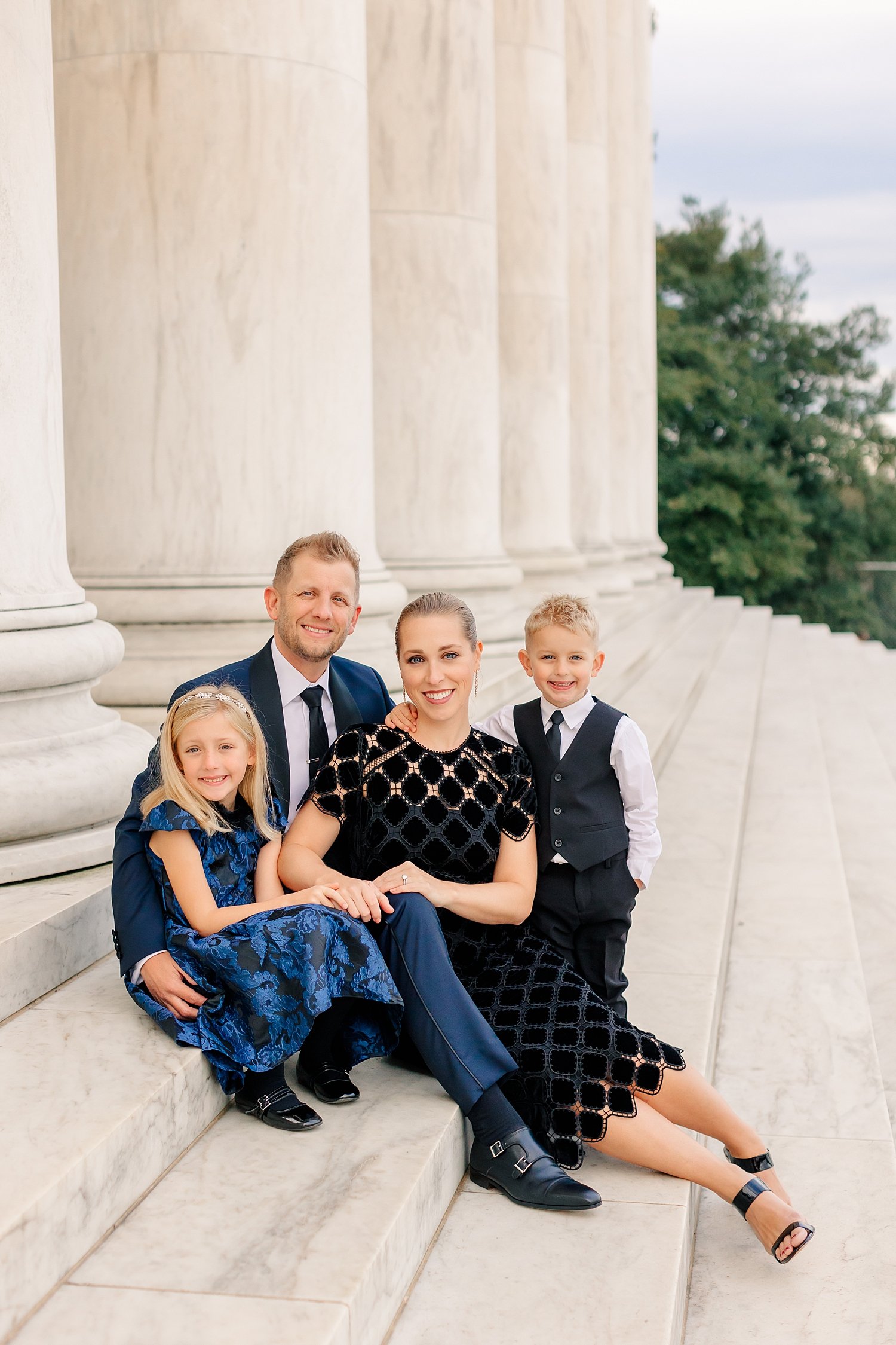 sarah-schmidt-photography-virginia-family-photographer-elegant-lincoln-memorial-family-session_0006.jpg