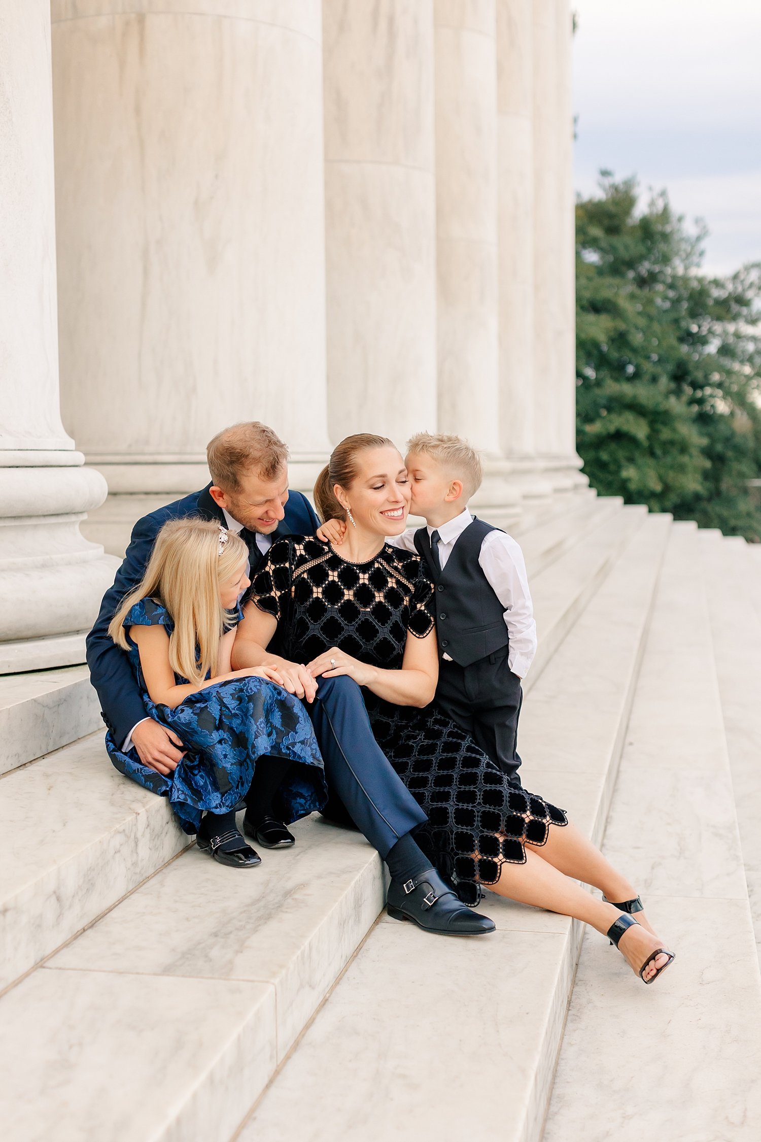 sarah-schmidt-photography-virginia-family-photographer-elegant-lincoln-memorial-family-session_0007.jpg