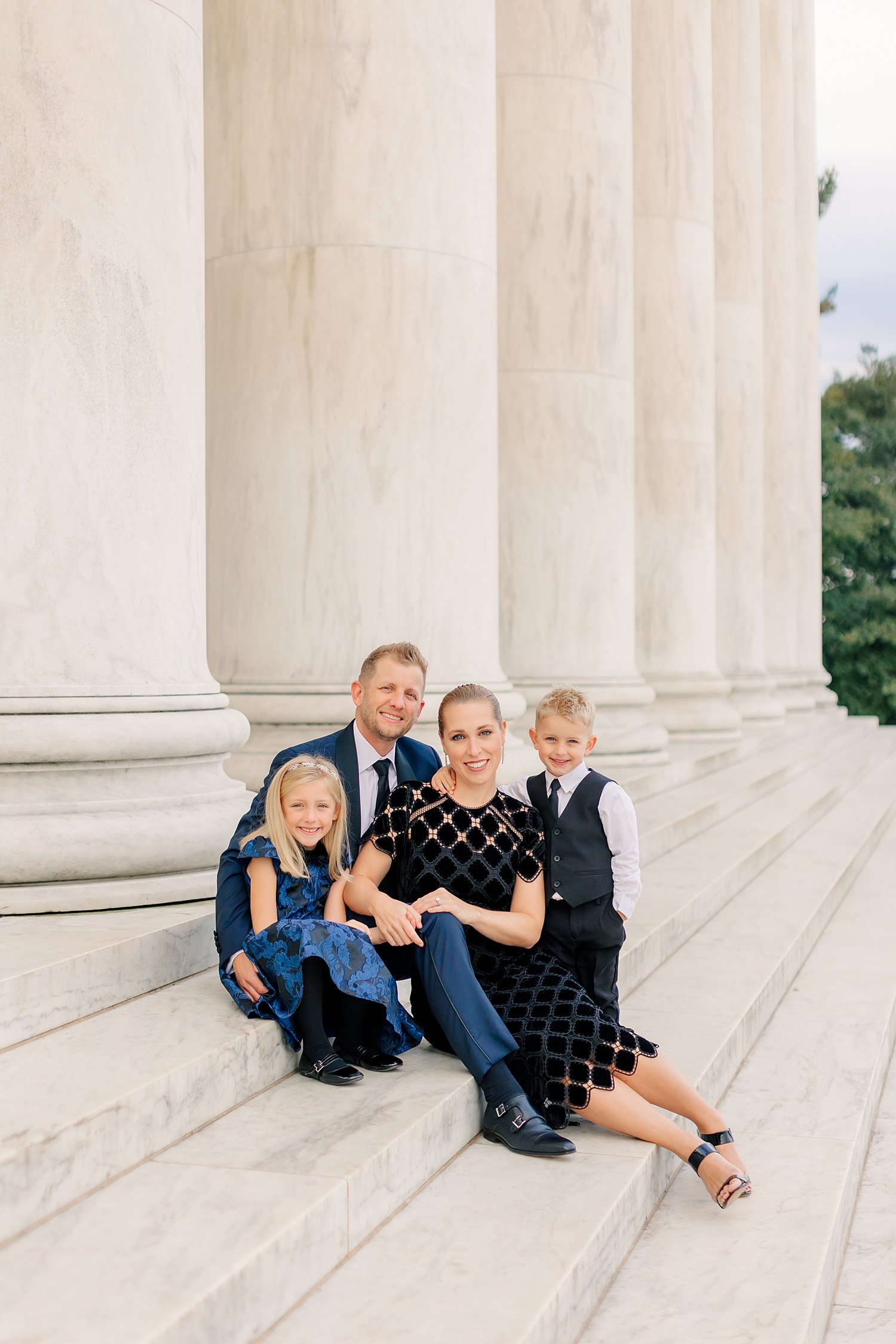 sarah-schmidt-photography-virginia-family-photographer-elegant-lincoln-memorial-family-session_0009.jpg