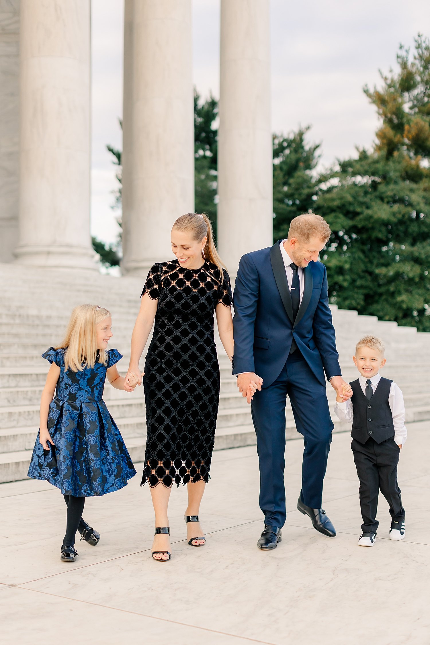 sarah-schmidt-photography-virginia-family-photographer-elegant-lincoln-memorial-family-session_0016.jpg