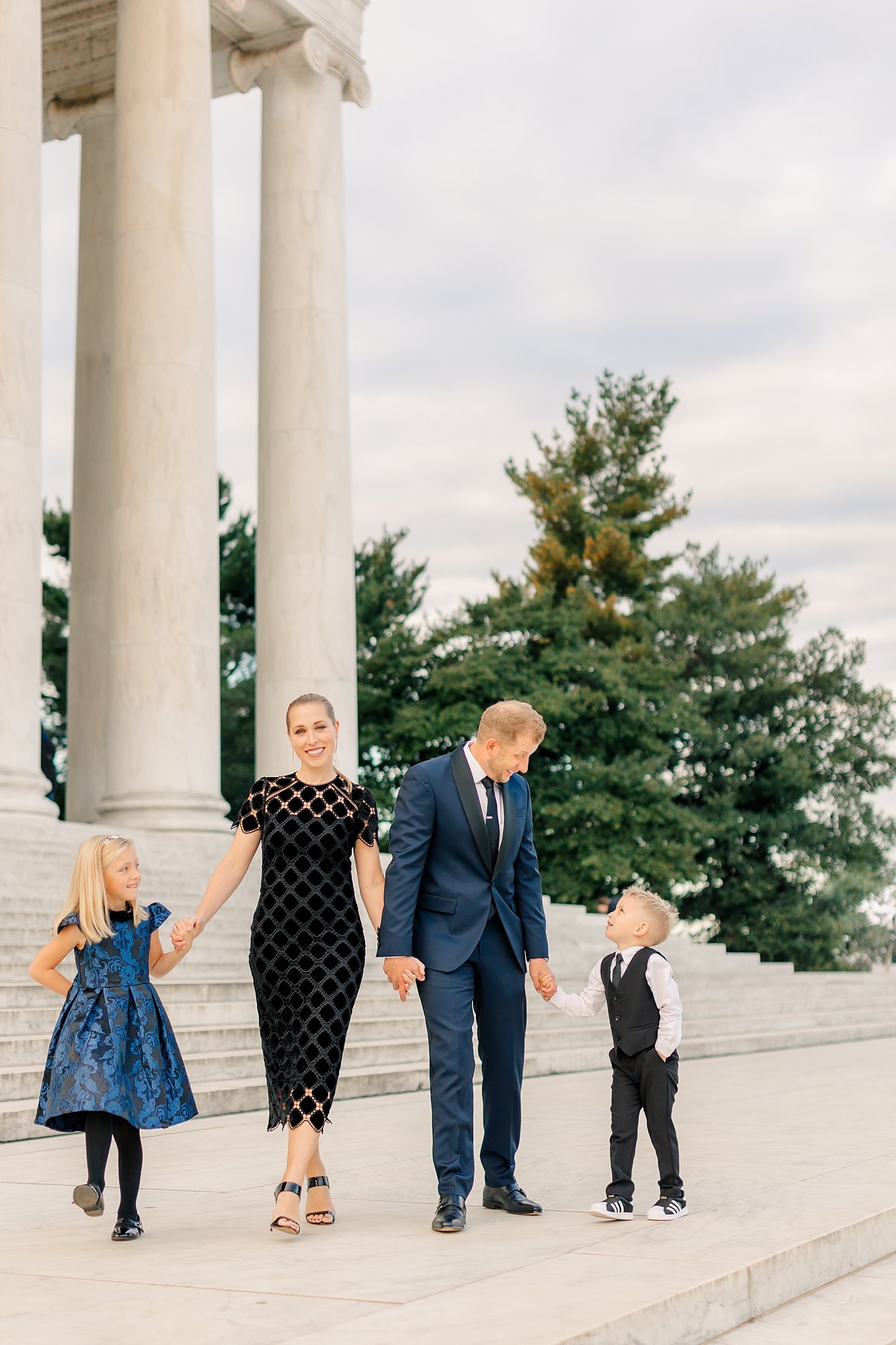 sarah-schmidt-photography-virginia-family-photographer-elegant-lincoln-memorial-family-session_0017.jpg