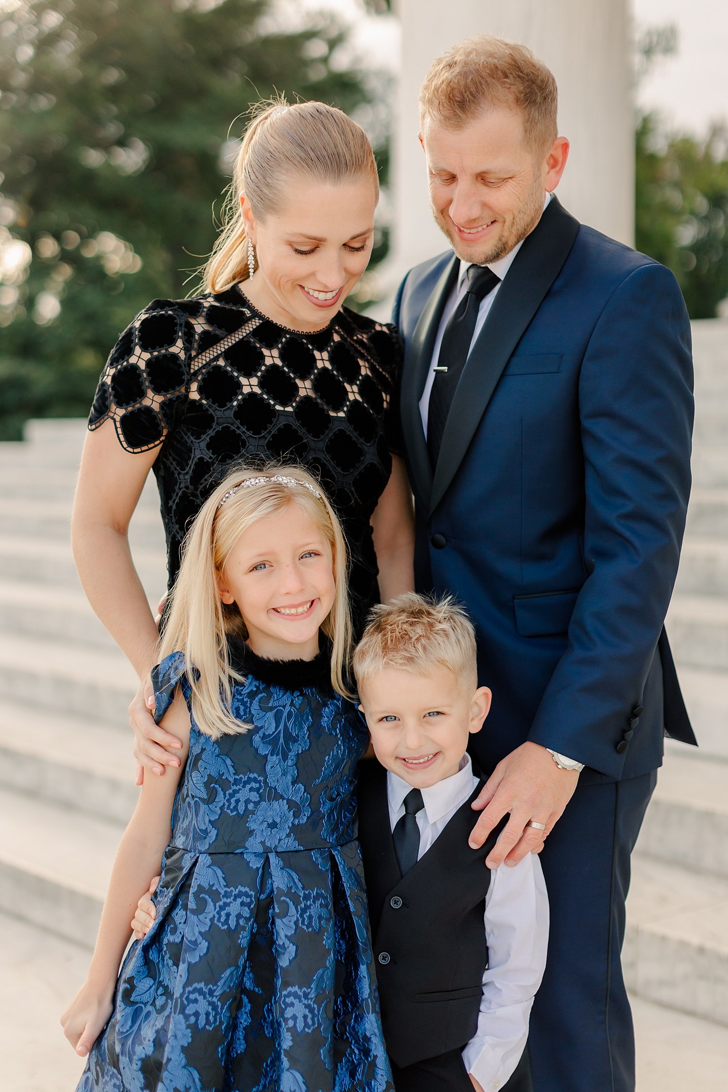 sarah-schmidt-photography-virginia-family-photographer-elegant-lincoln-memorial-family-session_0027.jpg