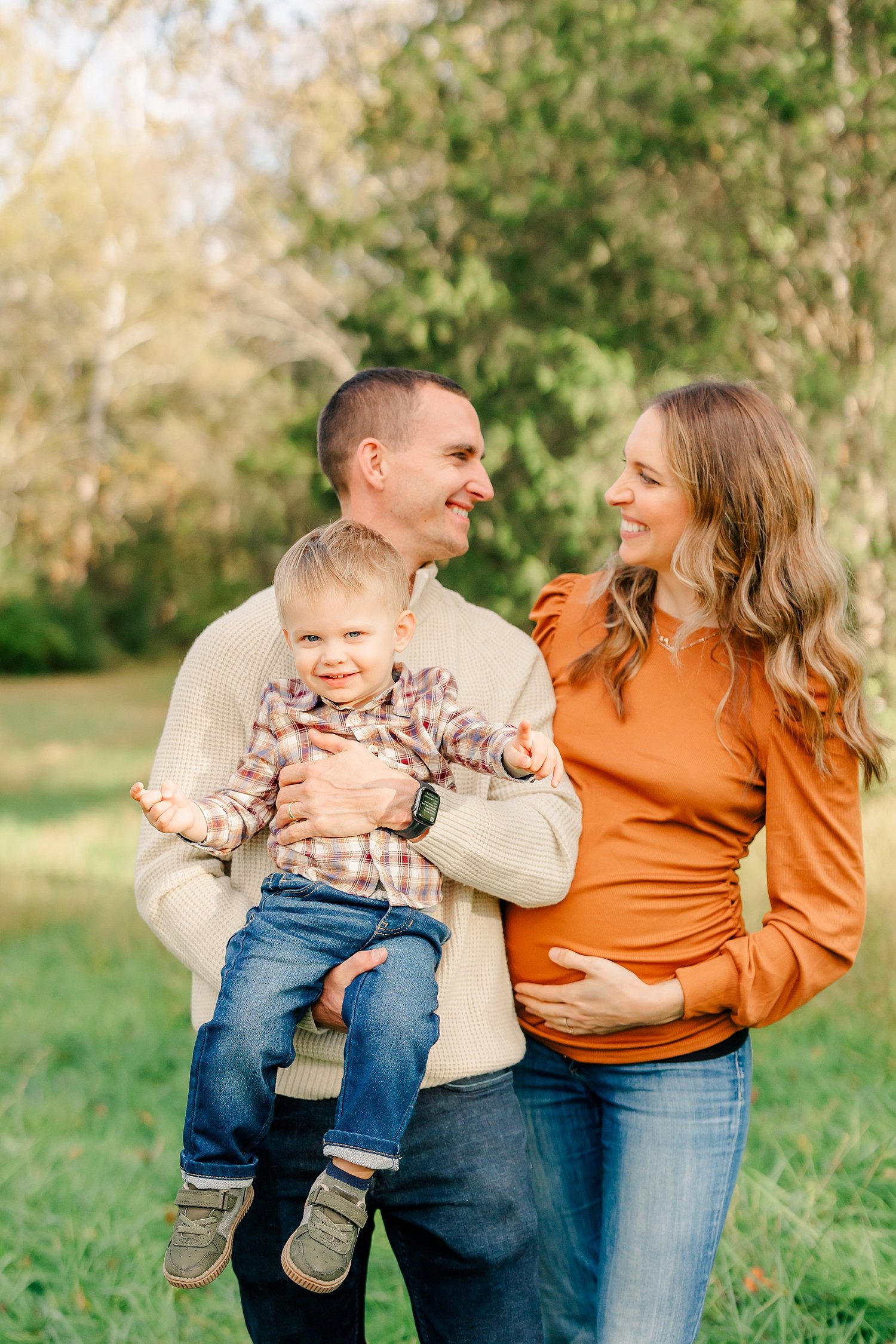 sarah-schmidt-photography-virginia-family-photographer-fall-foliage-family-maternity-session_0006.jpg