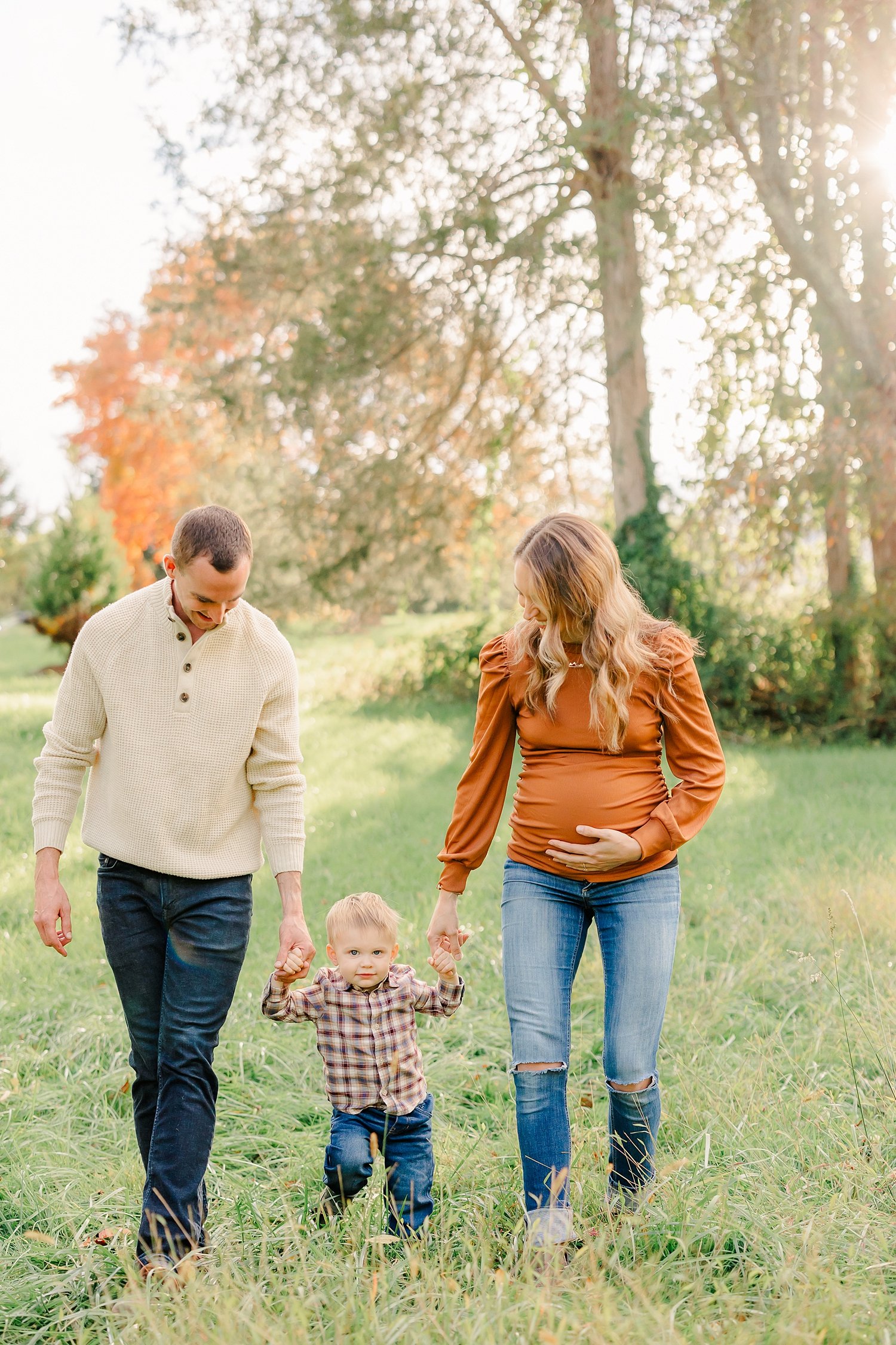 sarah-schmidt-photography-virginia-family-photographer-fall-foliage-family-maternity-session_0007.jpg