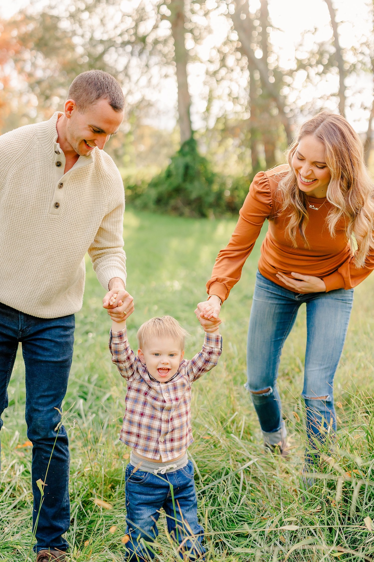 sarah-schmidt-photography-virginia-family-photographer-fall-foliage-family-maternity-session_0009.jpg