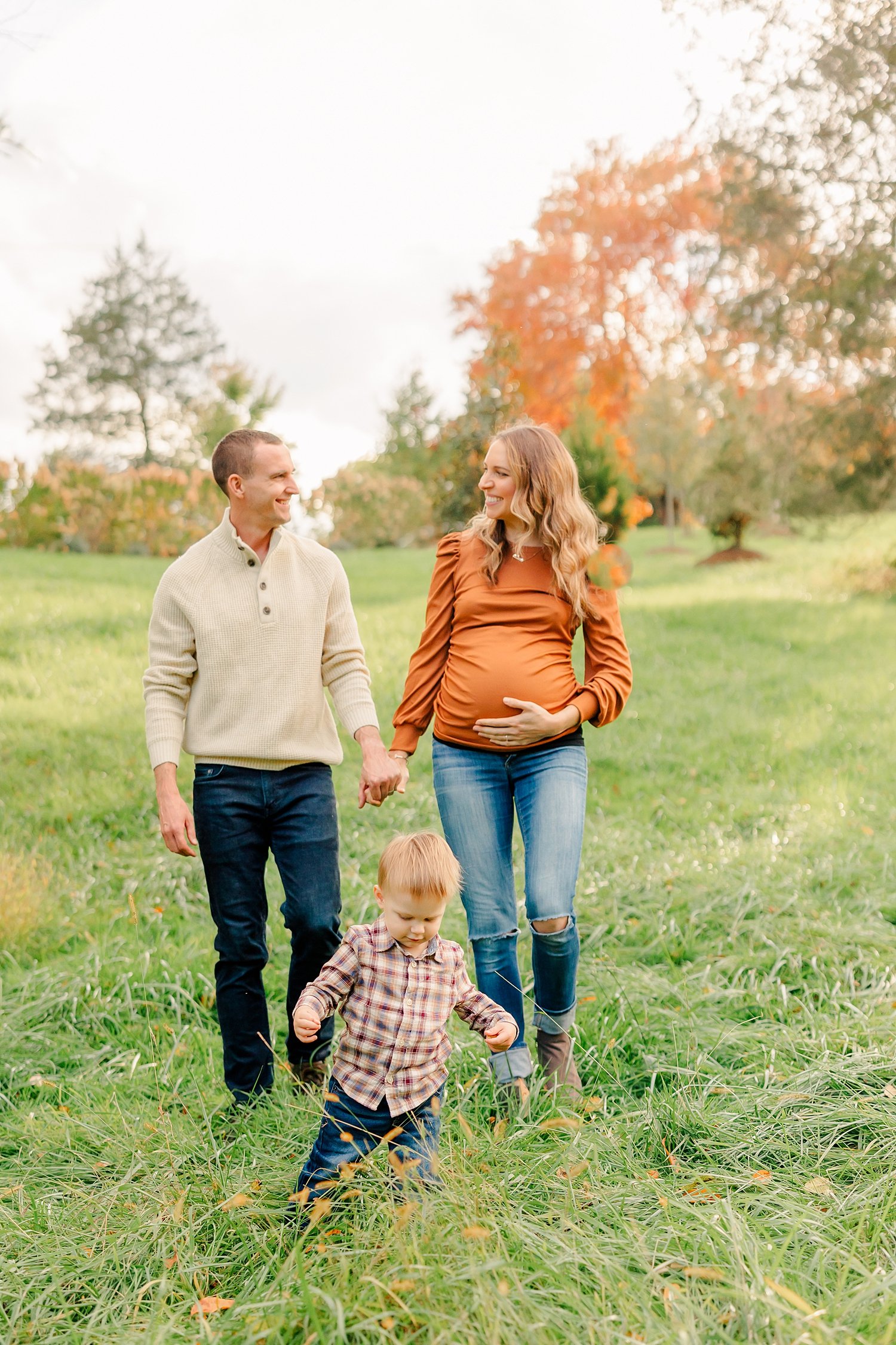 sarah-schmidt-photography-virginia-family-photographer-fall-foliage-family-maternity-session_0012.jpg