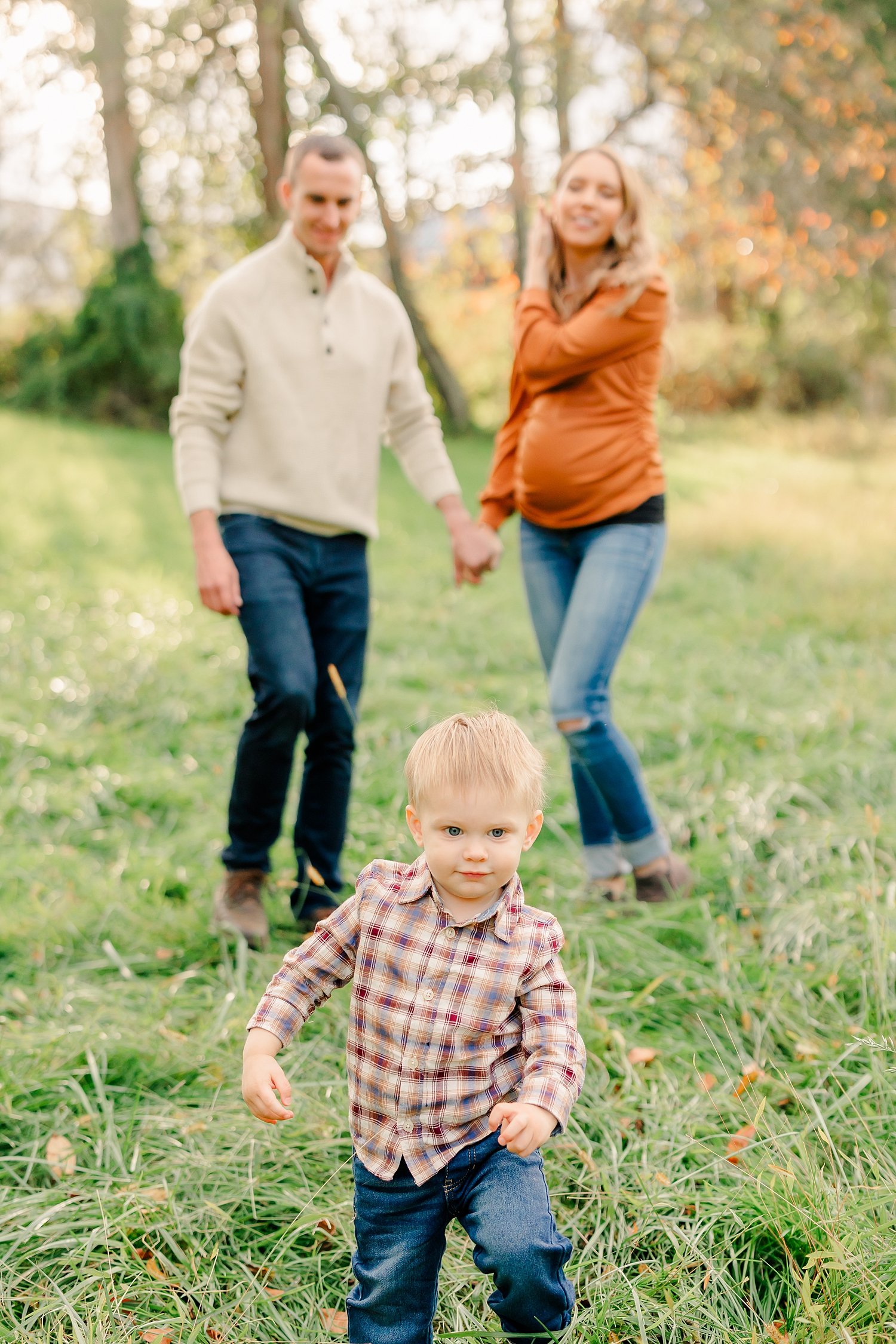 sarah-schmidt-photography-virginia-family-photographer-fall-foliage-family-maternity-session_0013.jpg