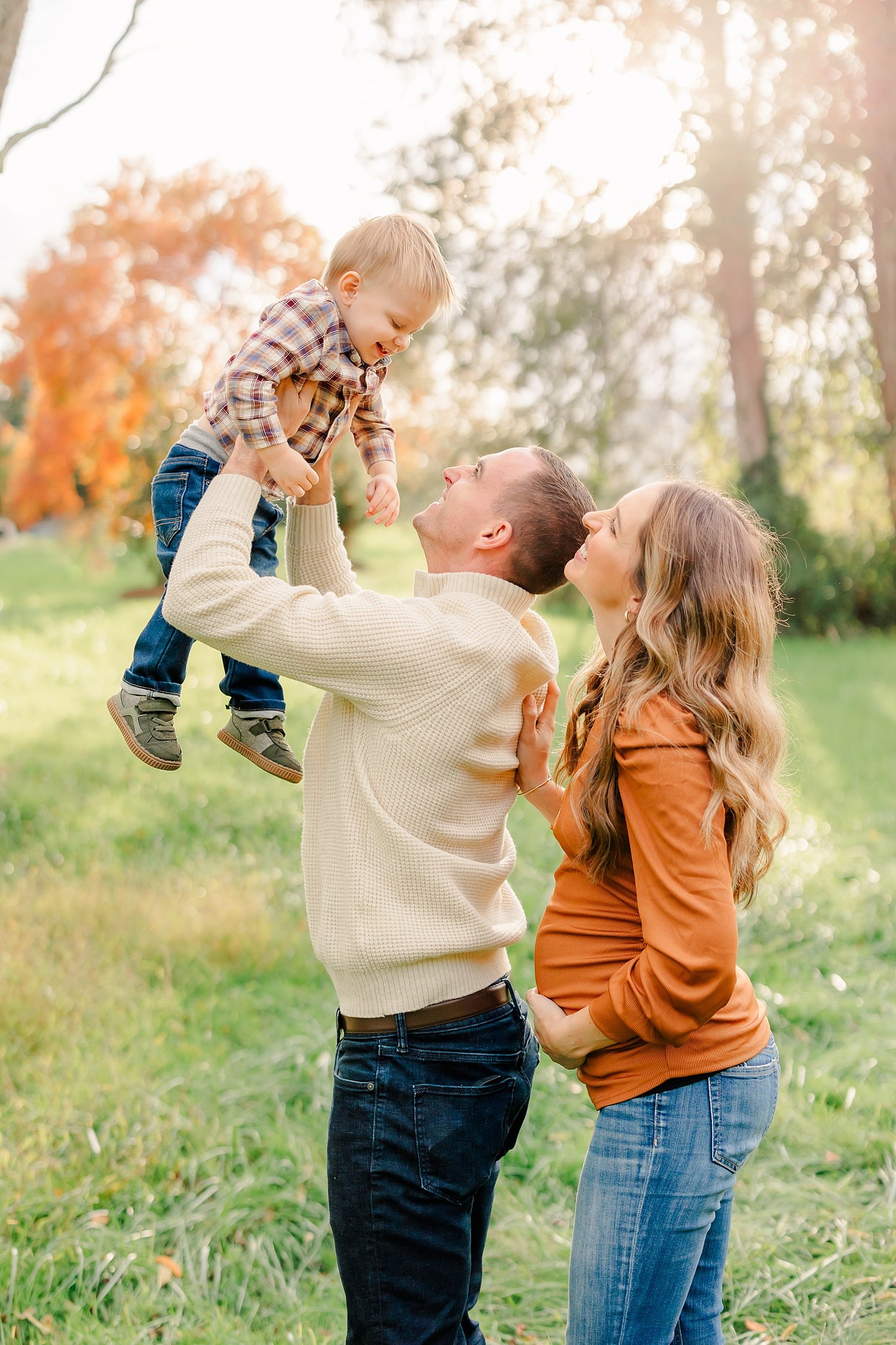 sarah-schmidt-photography-virginia-family-photographer-fall-foliage-family-maternity-session_0014.jpg