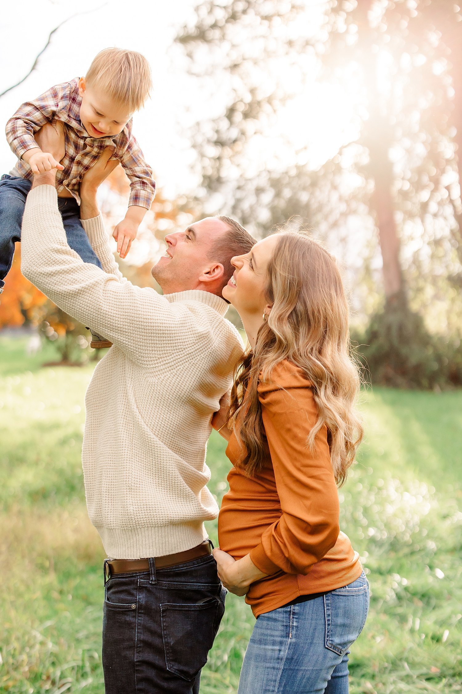 sarah-schmidt-photography-virginia-family-photographer-fall-foliage-family-maternity-session_0015.jpg