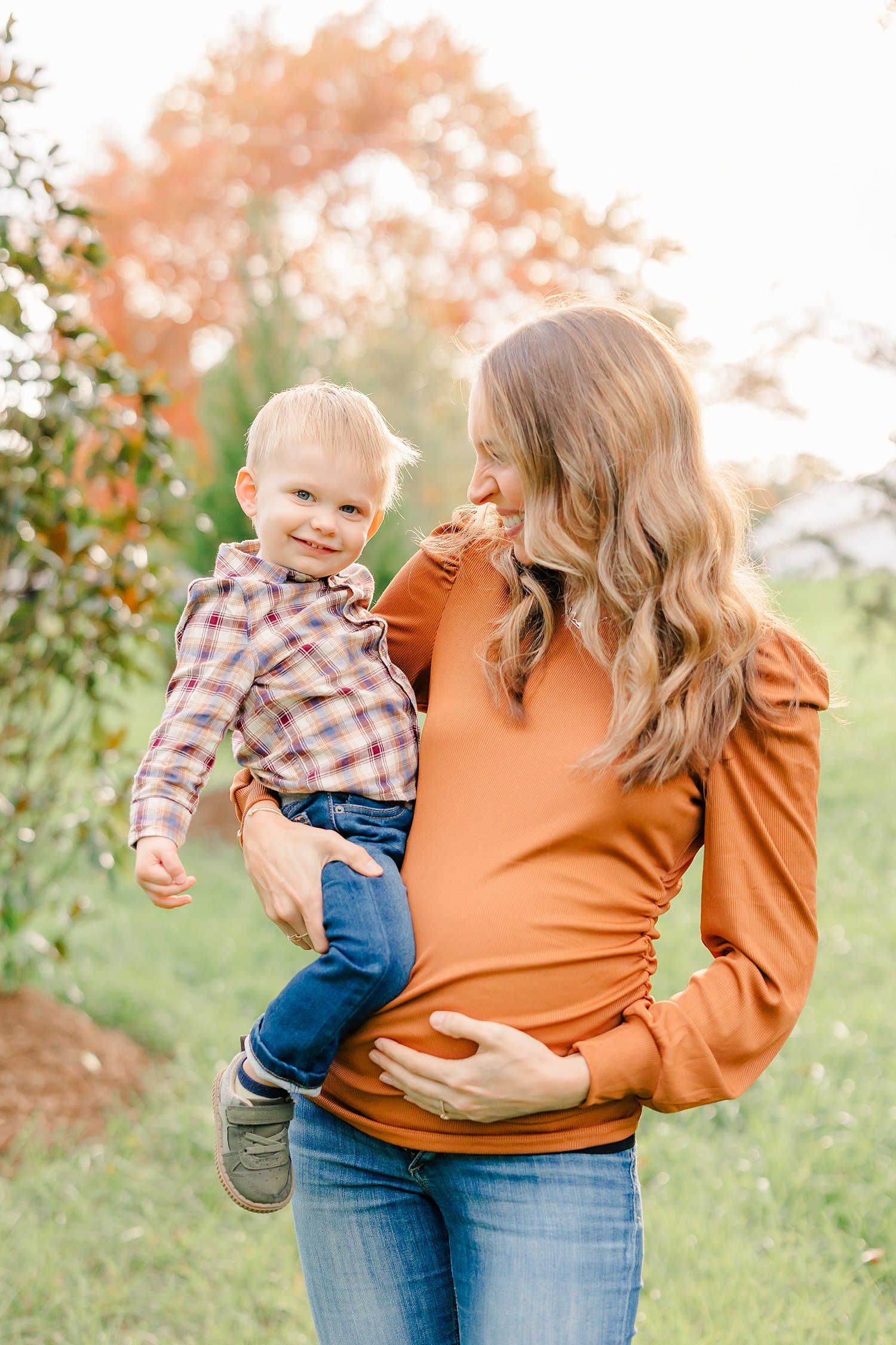 sarah-schmidt-photography-virginia-family-photographer-fall-foliage-family-maternity-session_0018.jpg