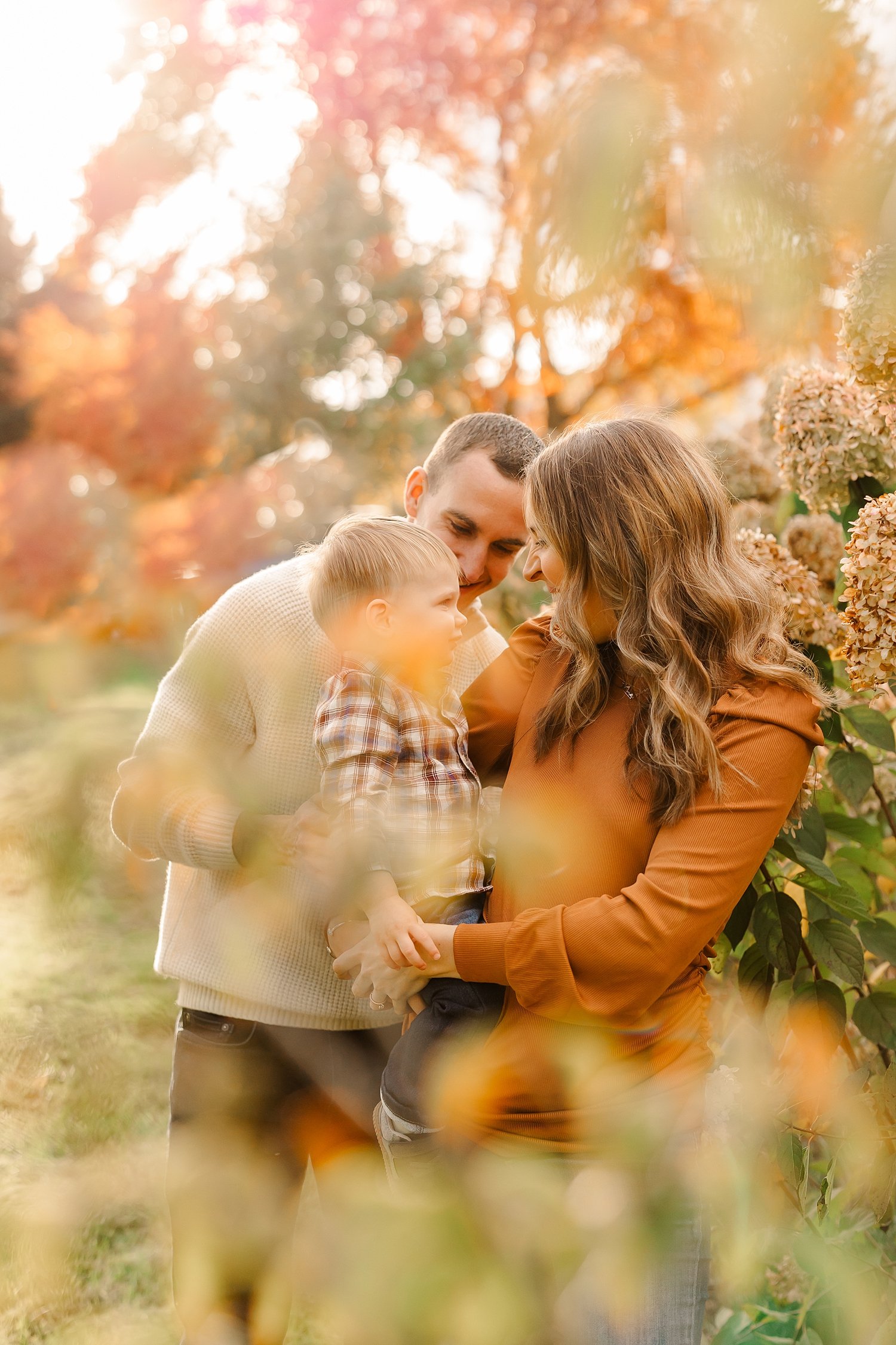 sarah-schmidt-photography-virginia-family-photographer-fall-foliage-family-maternity-session_0019.jpg