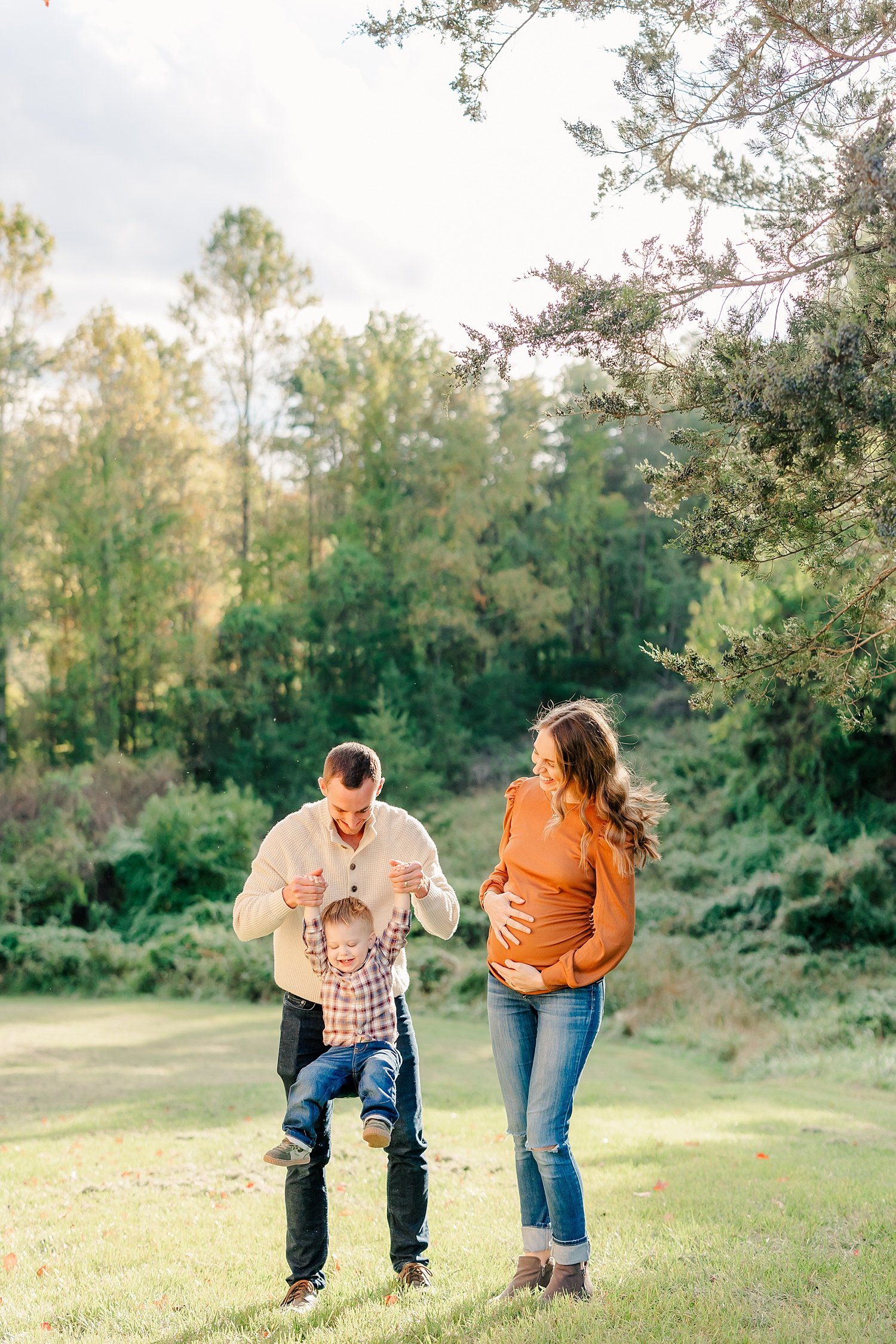 sarah-schmidt-photography-virginia-family-photographer-fall-foliage-family-maternity-session_0023.jpg