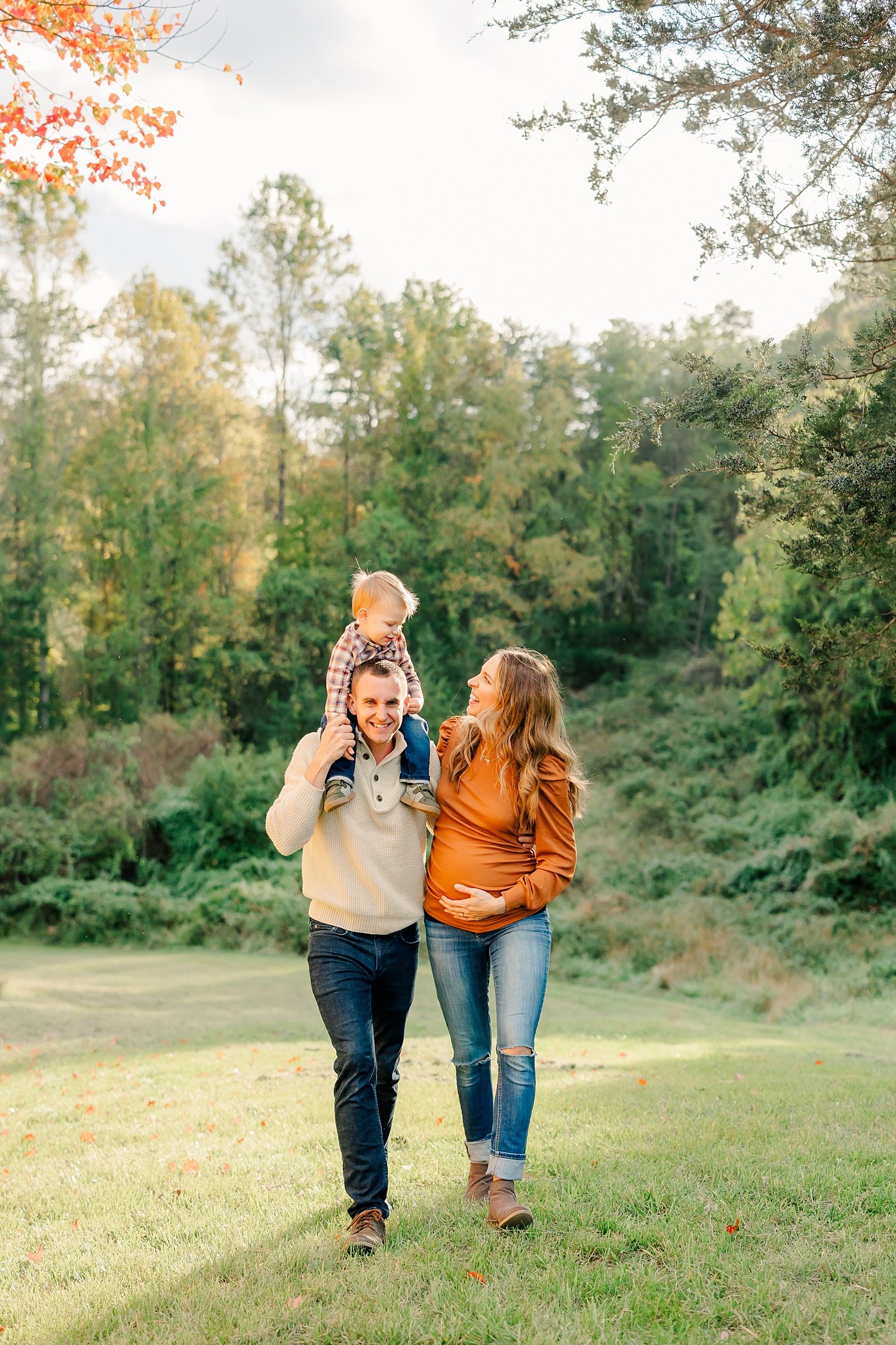 sarah-schmidt-photography-virginia-family-photographer-fall-foliage-family-maternity-session_0025.jpg