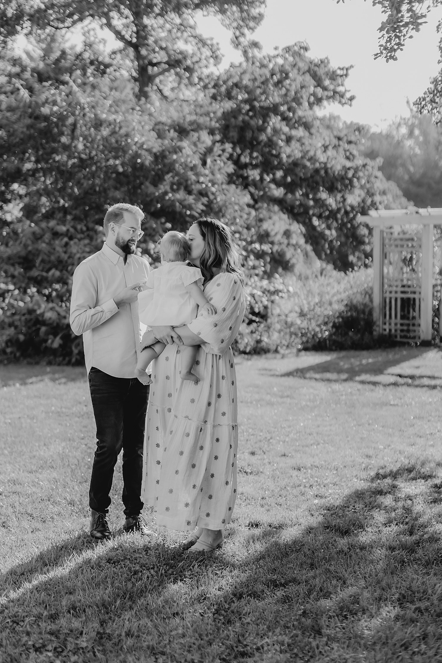 sarah-schmidt-photography-virginia-family-photographer-golden-hour-outdoor-family-midi-sesson_0032.jpg