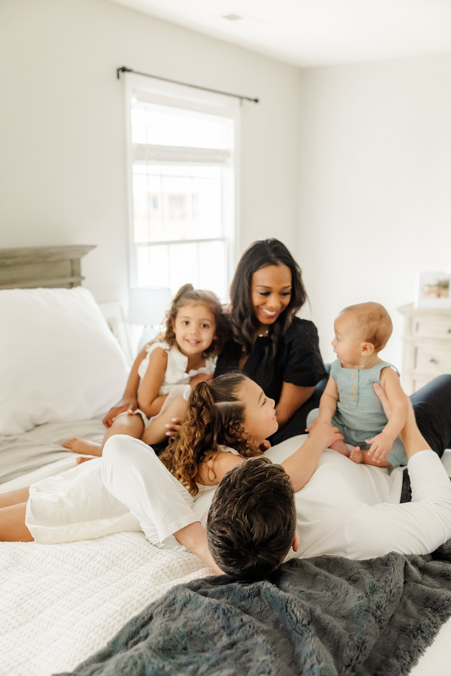 sarah-schmidt-photography-virginia-family-photographer-joyful-authentic-in-home-lifestyle-family-session_0029.jpg