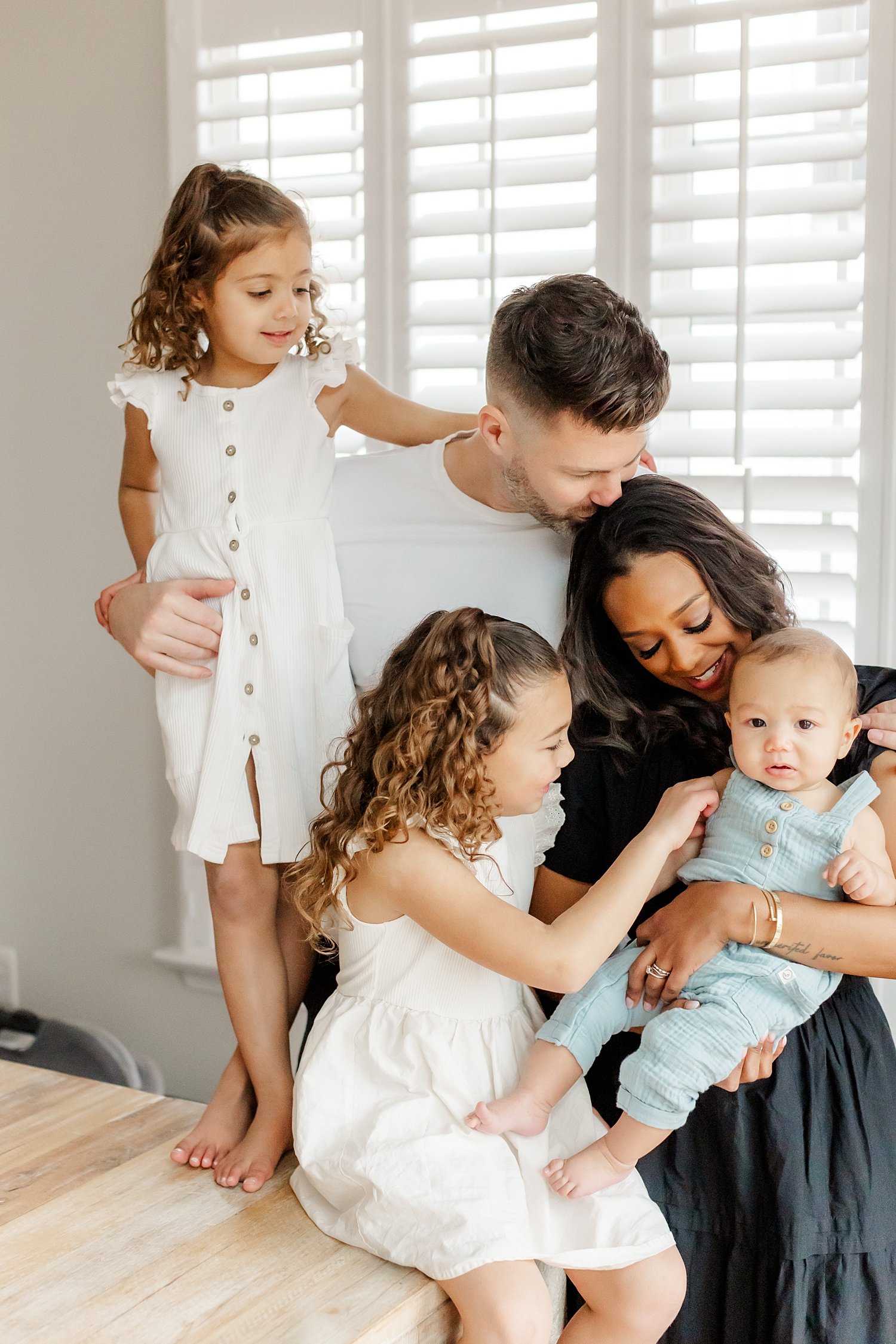 sarah-schmidt-photography-virginia-family-photographer-joyful-authentic-in-home-lifestyle-family-session_0043.jpg