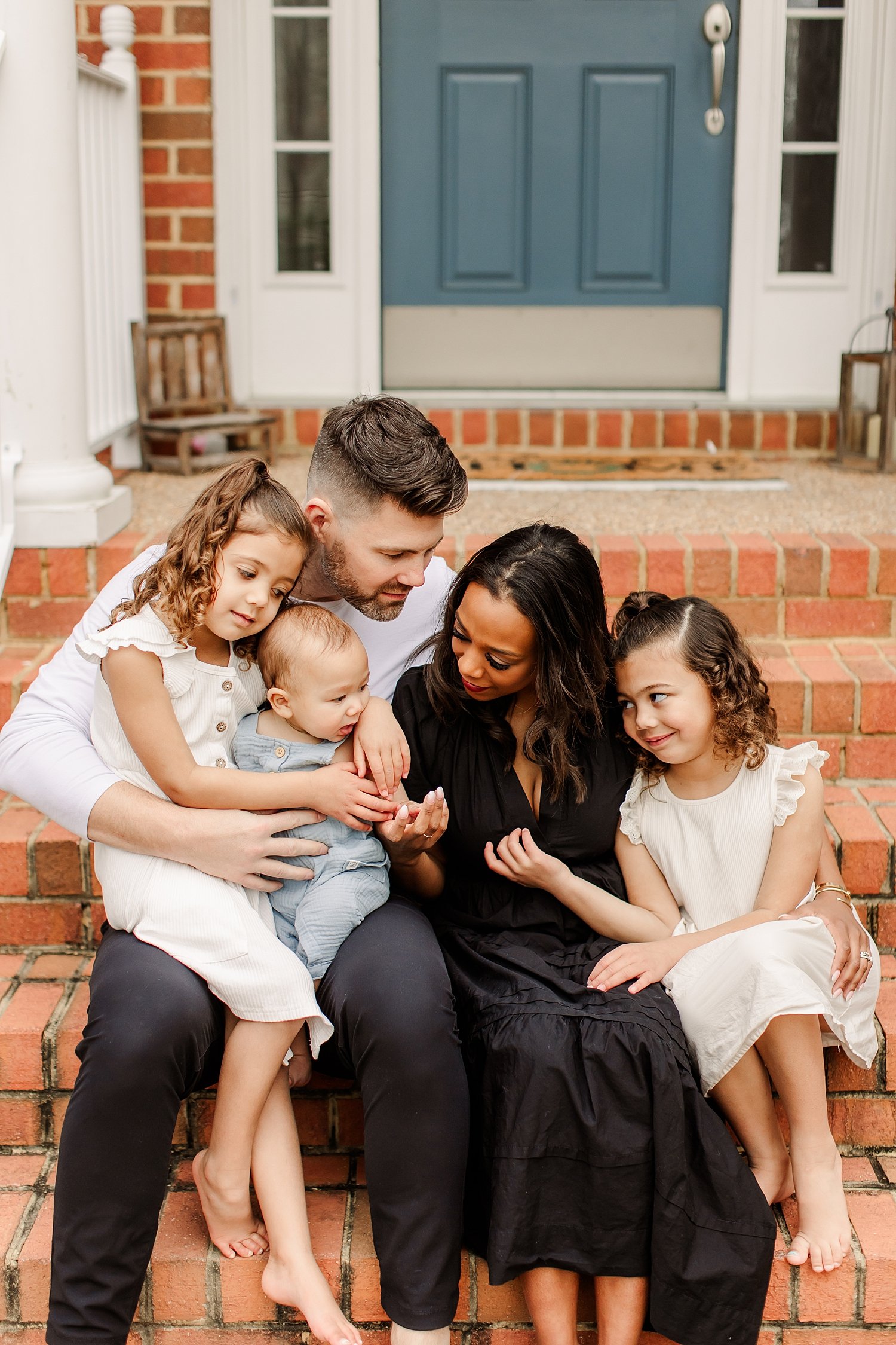 sarah-schmidt-photography-virginia-family-photographer-joyful-authentic-in-home-lifestyle-family-session_0070.jpg