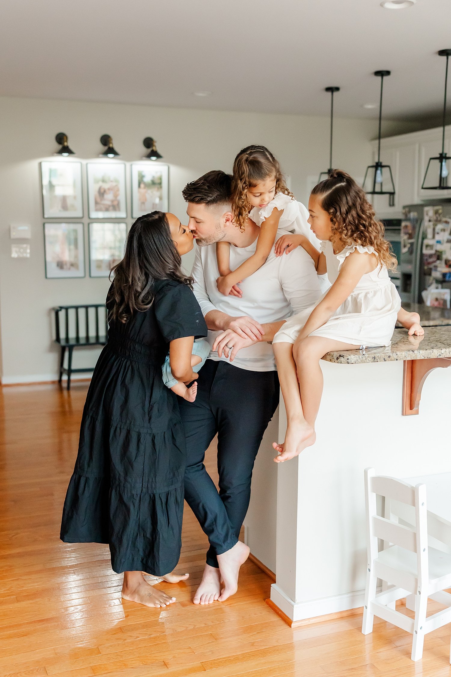 sarah-schmidt-photography-virginia-family-photographer-joyful-authentic-in-home-lifestyle-family-session_0084.jpg