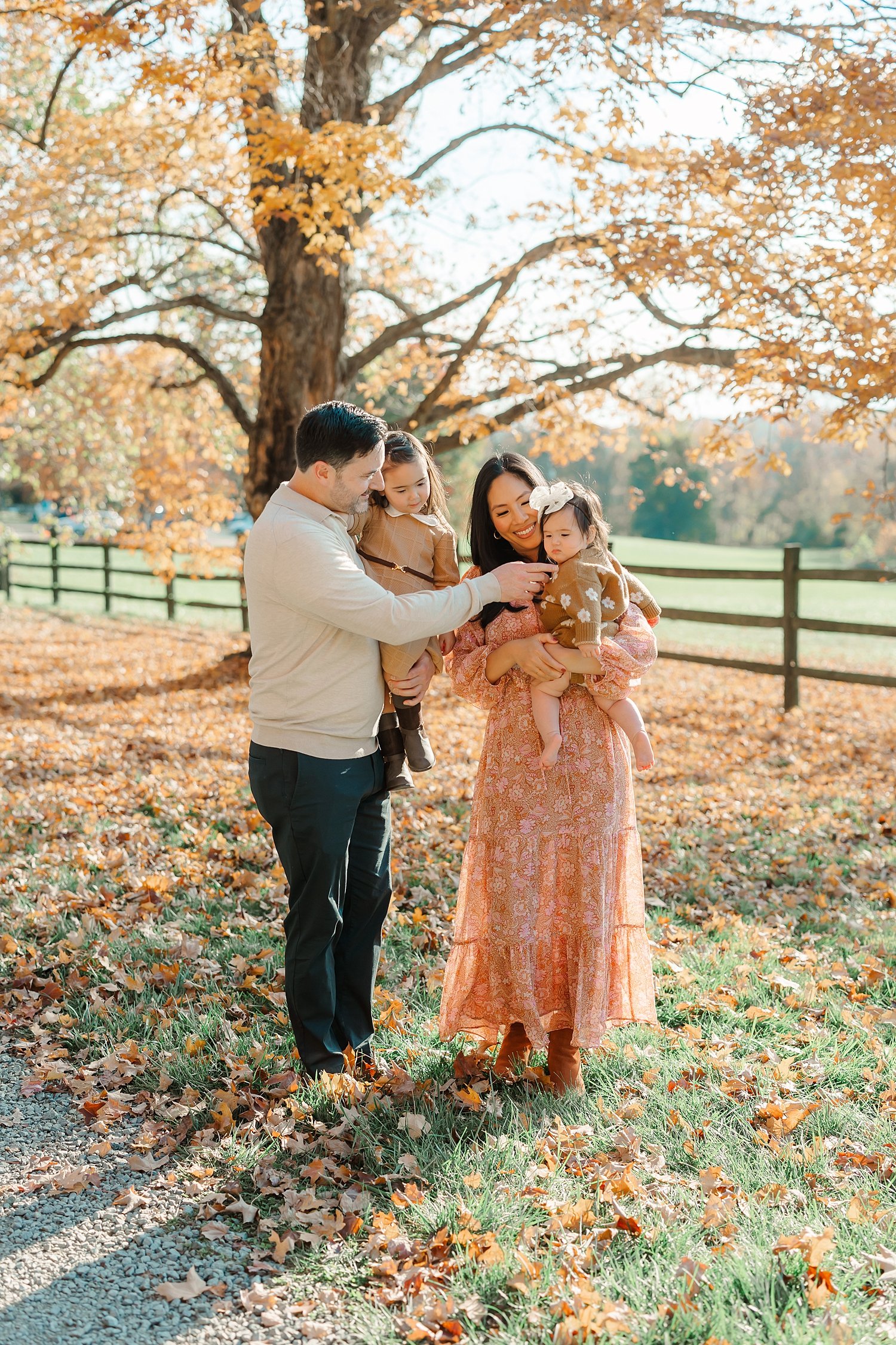 sarah-schmidt-photography-virginia-family-photographer-outdoor-fall-family-session-in-the-leaves-2023_0005.jpg