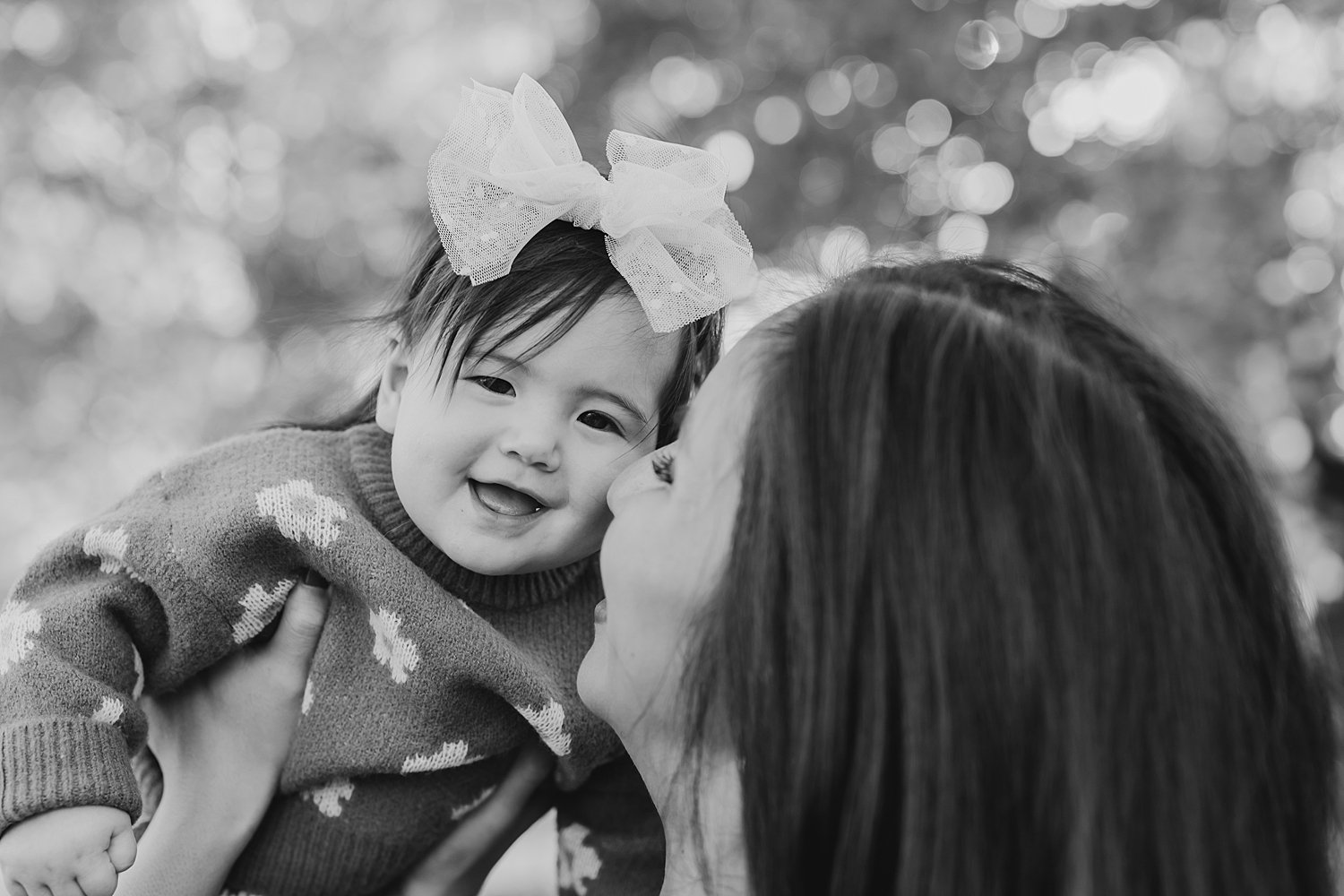 sarah-schmidt-photography-virginia-family-photographer-outdoor-fall-family-session-in-the-leaves-2023_0011.jpg