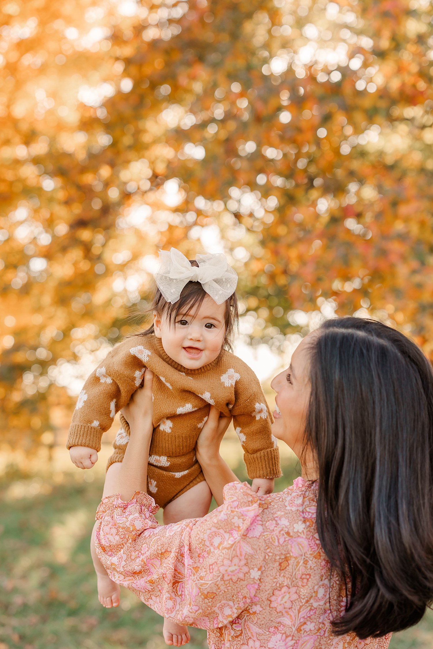 sarah-schmidt-photography-virginia-family-photographer-outdoor-fall-family-session-in-the-leaves-2023_0012.jpg